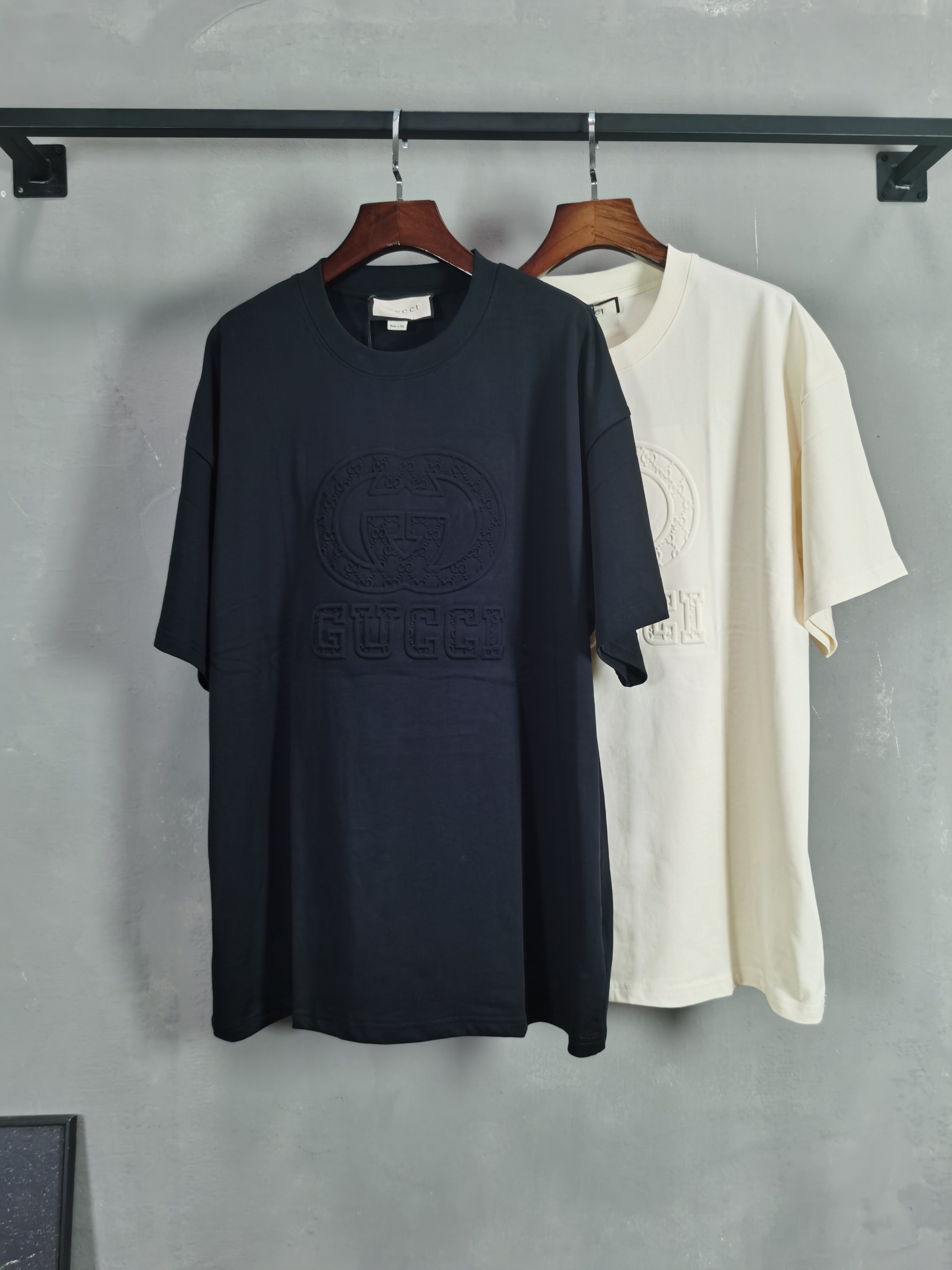 NO:832368,Gucci short-sleeved T-shirt high-end version!  Custom-made fabrics at the counter are highly breathable and comfortable, with impeccable details and brand element design concepts, reflecting high quality. It feels delicate and soft!  It presents a casual cut and the upper body shape is awesome!  Color black apricot Size M-3XL,,gucci,T-shirt,tees,t-shirt,19860909Gucci 短袖 T恤 高端版本！专柜定制面料 透气舒适度高,细节无可挑剔,品牌元素设计理念,体现高品质.手感细腻柔软！呈现休闲裁剪,上身版型超赞！ 颜色黑色 杏色  码数 M-3XL,,gucci,T-shirt,tees，t-shirt,,Men's clothing