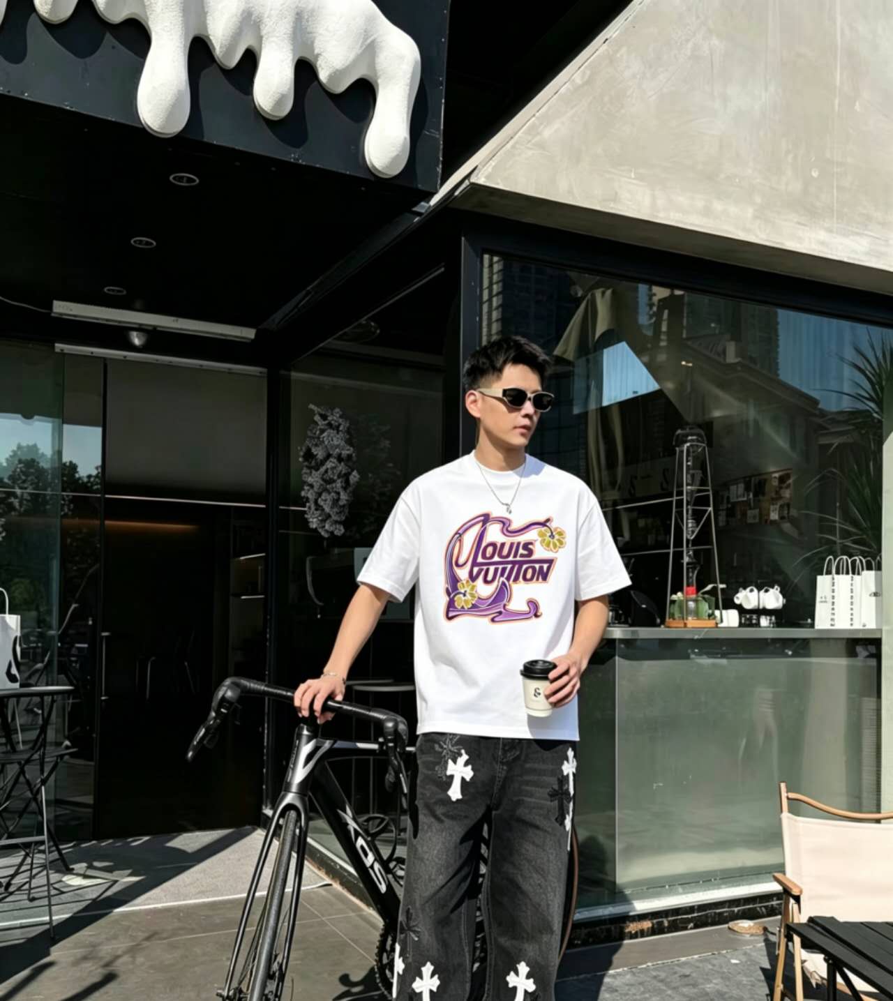 NO:828360,LV Louis Vuitton round neck short-sleeved T-shirt high-end version!  Custom-made fabrics at the counter are highly breathable and comfortable, with impeccable details and brand element design concepts, reflecting high quality. It feels delicate and soft!  It presents a casual cut and the upper body shape is awesome!  Color Black White Size M-3XL,,louis vuitton,louis vuitton,T-shirt,tees,t-shirt,19860909LV路易威登 圆领 短袖 T恤 高端版本！专柜定制面料 透气舒适度高,细节无可挑剔,品牌元素设计理念,体现高品质.手感细腻柔软！呈现休闲裁剪,上身版型超赞！ 颜色黑色 白色  码数 M-3XL,,louis vuitton,louis vuitton,T-shirt,tees，t-shirt,,Men's clothing