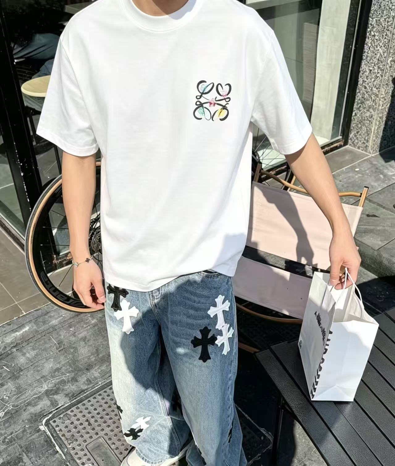 NO:828423,LOEWE round neck short-sleeved T-shirt high-end version!  Custom-made fabrics at the counter are highly breathable and comfortable, with impeccable details and brand element design concepts, reflecting high quality. It feels delicate and soft!  It presents a casual cut and the upper body shape is awesome!  Color Black White Size M-3XL,,loewe,loewe,T-shirt,tees,t-shirt,19860909LOEWE罗意威 圆领 短袖 T恤 高端版本！专柜定制面料 透气舒适度高,细节无可挑剔,品牌元素设计理念,体现高品质.手感细腻柔软！呈现休闲裁剪,上身版型超赞！ 颜色黑色 白色  码数 M-3XL,,loewe,loewe,T-shirt,tees，t-shirt,,Men's clothing