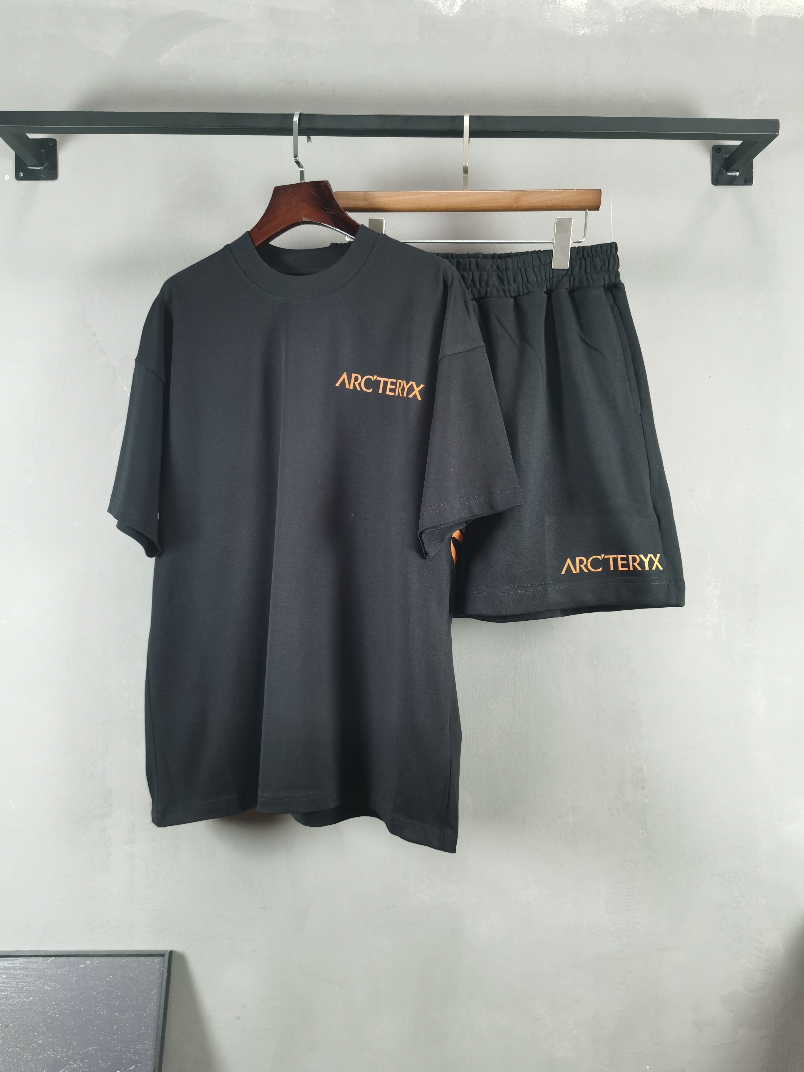 NO:847632,Suit (short-sleeved) P (shorts) Arc'teryx 2026 spring and summer latest suit, same style for men and women, classic full-print design short-sleeved T-shirt shorts suit, custom-made pure cotton fabric, soft to the touch, comfortable to wear, fine workmanship. The upper body effect is incomparably handsome, color is black and white (shorts and short sleeves can be held separately) It is recommended to report your height and weight. Shorts size M-4XL  Short sleeve size M-3XL, arc'teryx, shorts, T-shirt, tees, t-shirt,19860909套装（短袖） P（短裤） 始祖鸟 arcteryx 2026春夏最新款套装,男女同款,经典满印设计短袖T恤短裤套装,定制纯棉面料,手感柔软,穿着舒适,做工精细.上身效果无敌帅气, 颜色黑色 白色（短裤短袖可单拿） 建议报身高体重 短裤码数M-4XL 短袖码数M-3XL,arc'teryx,shorts,T-shirt,tees，t-shirt,,Men's clothing