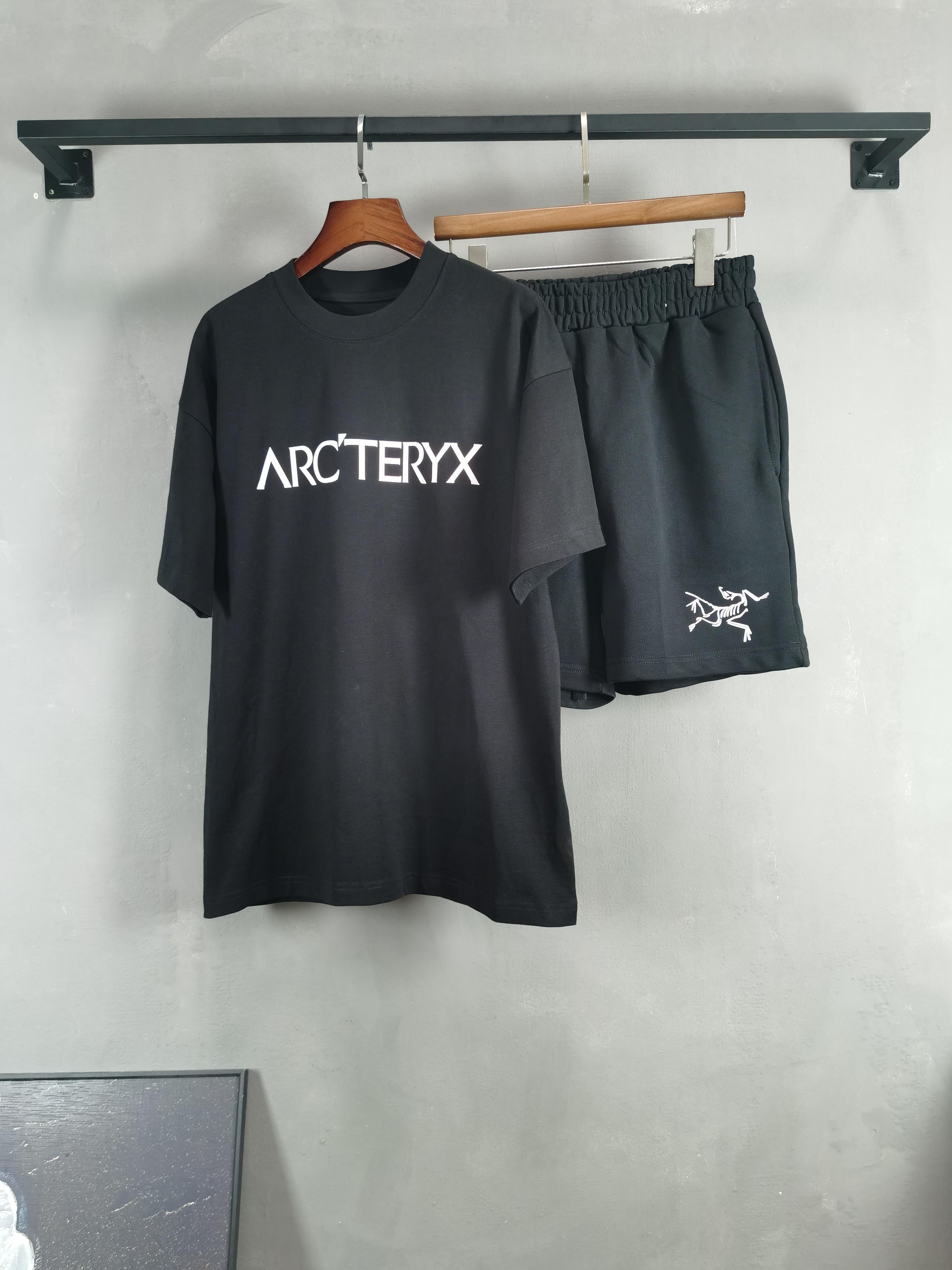 NO:847629,Suit (short-sleeved) P (shorts) Arc'teryx ARCTERYX 2026 spring and summer latest suit, same style for men and women, classic full-print design short-sleeved T-shirt shorts suit, custom-made pure cotton fabric, soft to the touch, comfortable to wear, fine workmanship. The upper body effect is incomparably handsome, color is black and white (shorts and short sleeves can be held separately) It is recommended to report your height and weight. Shorts size M-4XL  Short sleeve size M-3XL, arc'teryx, shorts, T-shirt, tees, t-shirt,19860909套装（短袖） P（短裤） 始祖鸟 ARCTERYX 2026春夏最新款套装,男女同款,经典满印设计短袖T恤短裤套装,定制纯棉面料,手感柔软,穿着舒适,做工精细.上身效果无敌帅气, 颜色黑色 白色（短裤短袖可单拿） 建议报身高体重 短裤码数M-4XL 短袖码数M-3XL,arc'teryx,shorts,T-shirt,tees，t-shirt,,Men's clothing