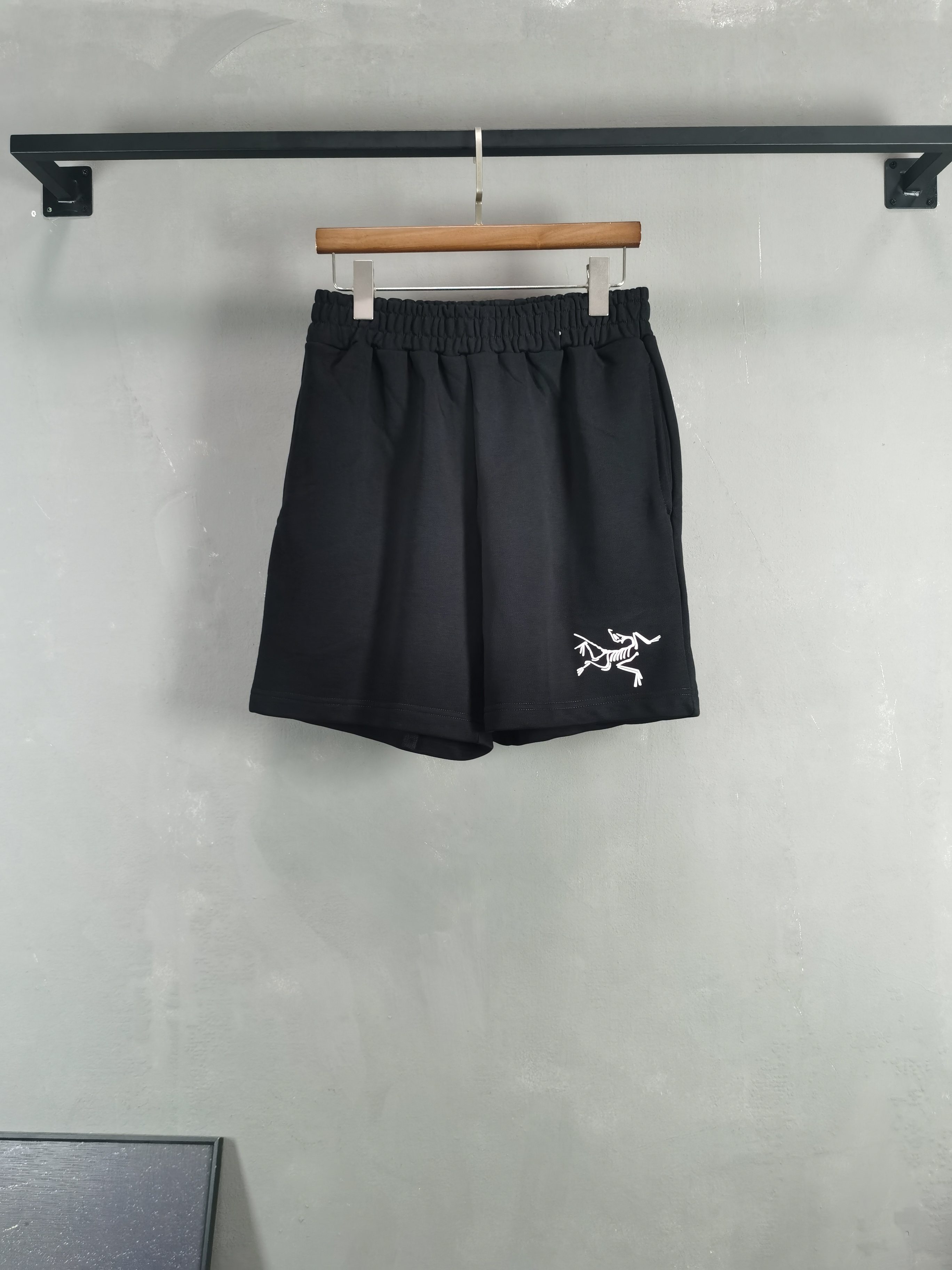 NO:849050,ARCTERYX. The latest 2026 summer shorts brand logo with heavy craftsmanship design. High-end customized pure cotton fabric. Soft to the touch. Comfortable to wear. Counter-level exquisite stitching. Fine workmanship. The upper body effect is incomparably handsome!  A must-have item for a stylish man!  Color Black Size M-4XL!  ,arc'teryx,shorts,19860909ARCTERYX 始祖鸟.2026夏季最新款短裤品牌logo重工艺设计 高端定制纯棉面料.手感柔软.穿着舒适.专柜级别精致车线.做工精细.上身效果无敌帅气！型男必备单品！ 颜色黑色 码数M-4XL！,arc'teryx,shorts,,Men's clothing