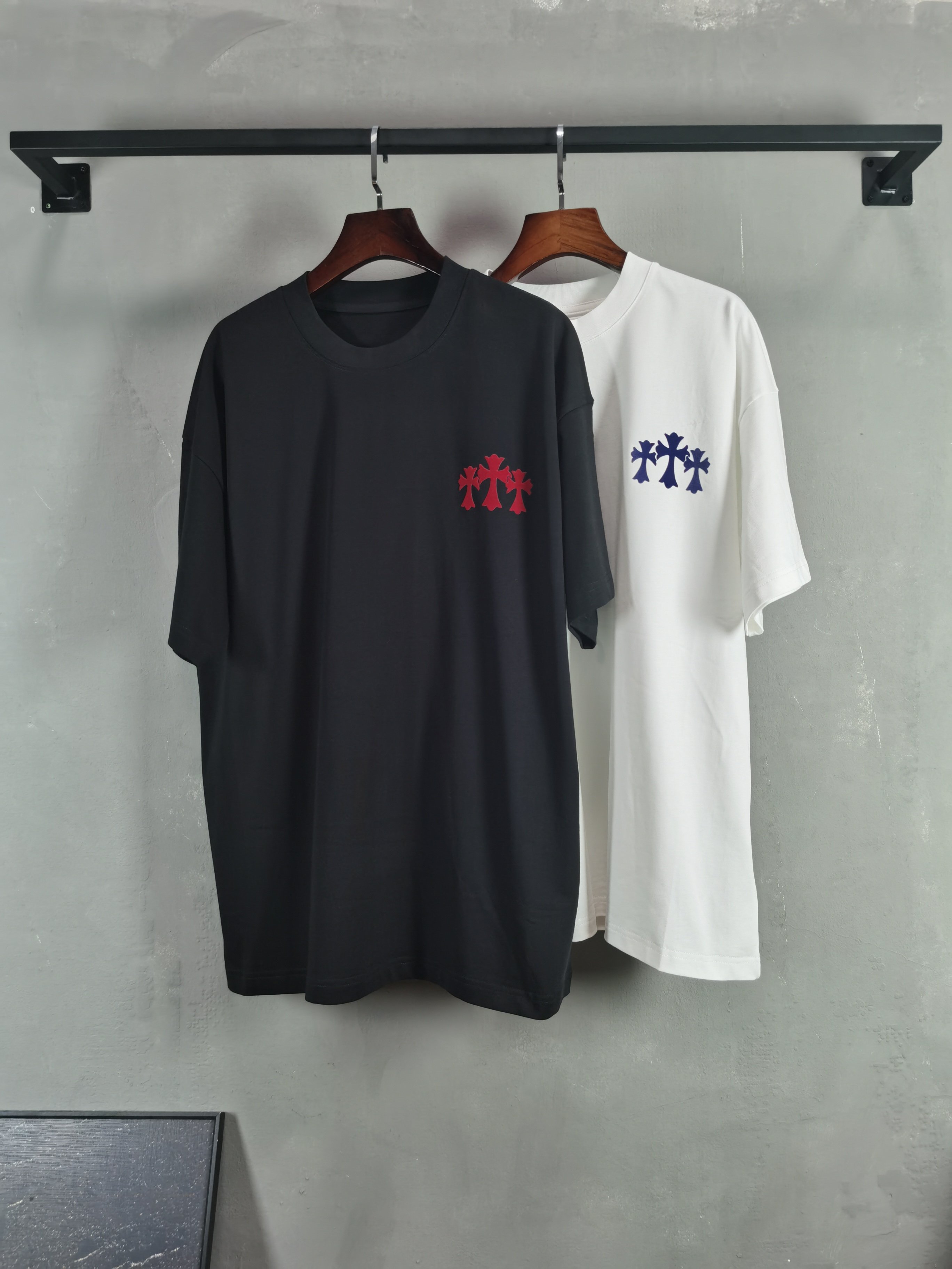 NO:833712,Crow Heart Short Sleeve T-Shirt High-End Version!  Custom-made fabrics at the counter are highly breathable and comfortable, with impeccable details and brand element design concepts, reflecting high quality. It feels delicate and soft!  It presents a casual cut and the upper body shape is awesome!  Color Black White Size M-3XL,,chrome hearts,T-shirt,tees,t-shirt,19860909克罗心 短袖 T恤 高端版本！专柜定制面料 透气舒适度高,细节无可挑剔,品牌元素设计理念,体现高品质.手感细腻柔软！呈现休闲裁剪,上身版型超赞！ 颜色黑色 白色   码数 M-3XL,,chrome hearts,T-shirt,tees，t-shirt,,Men's clothing