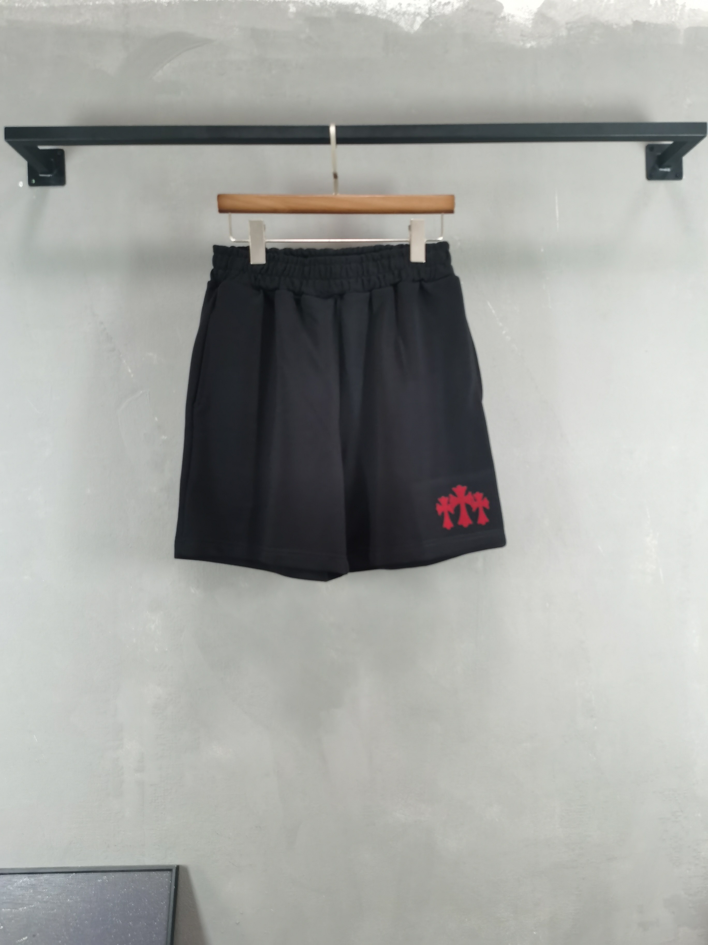 NO:849052,Kroxin's latest 2026 summer shorts brand logo is designed with heavy craftsmanship. High-end customized pure cotton fabric. Soft to the touch. Comfortable to wear. Exquisite stitching at the counter level. Fine workmanship. The upper body effect is incomparably handsome!  A must-have item for a stylish man. Color: black. Size: M-4XL!  ,,chrome hearts,shorts,19860909克罗心 2026夏季最新款短裤品牌logo重工艺设计 高端定制纯棉面料.手感柔软.穿着舒适.专柜级别精致车线.做工精细.上身效果无敌帅气！型男必备单品 颜色黑色 码数M-4XL！,,chrome hearts,shorts,,Men's clothing
