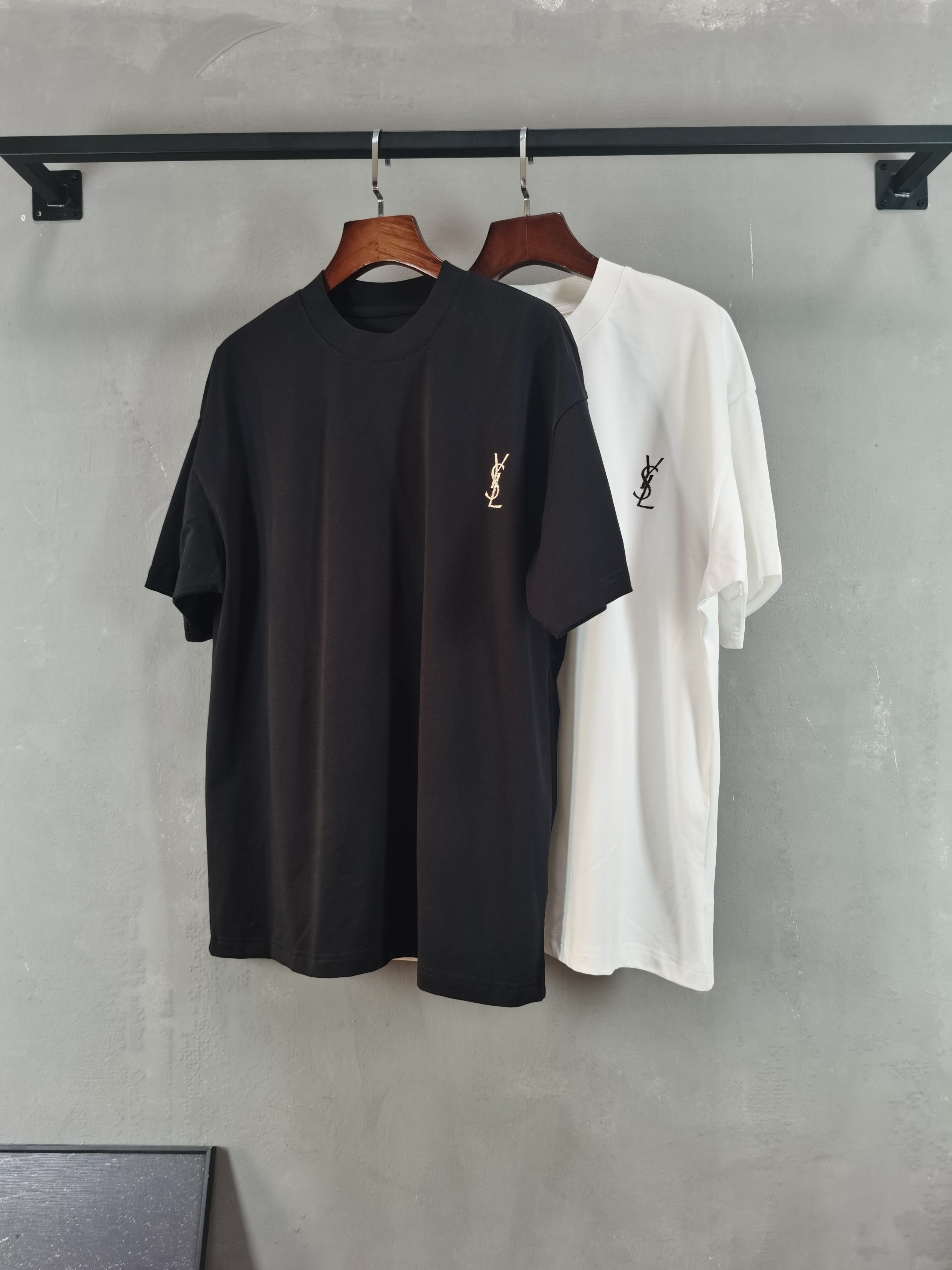 NO:833705,YSL Saint Laurent short-sleeved T-shirt high-end version!  Custom-made fabrics at the counter are highly breathable and comfortable, with impeccable details and brand element design concepts, reflecting high quality. It feels delicate and soft!  It presents a casual cut and the upper body shape is awesome!  Color Black White Size M-3XL,,saint laurent,saint laurent,T-shirt,tees,t-shirt,19860909YSL圣罗兰 短袖 T恤 高端版本！专柜定制面料 透气舒适度高,细节无可挑剔,品牌元素设计理念,体现高品质.手感细腻柔软！呈现休闲裁剪,上身版型超赞！ 颜色黑色 白色   码数 M-3XL,,saint laurent,saint laurent,T-shirt,tees，t-shirt,,Men's clothing