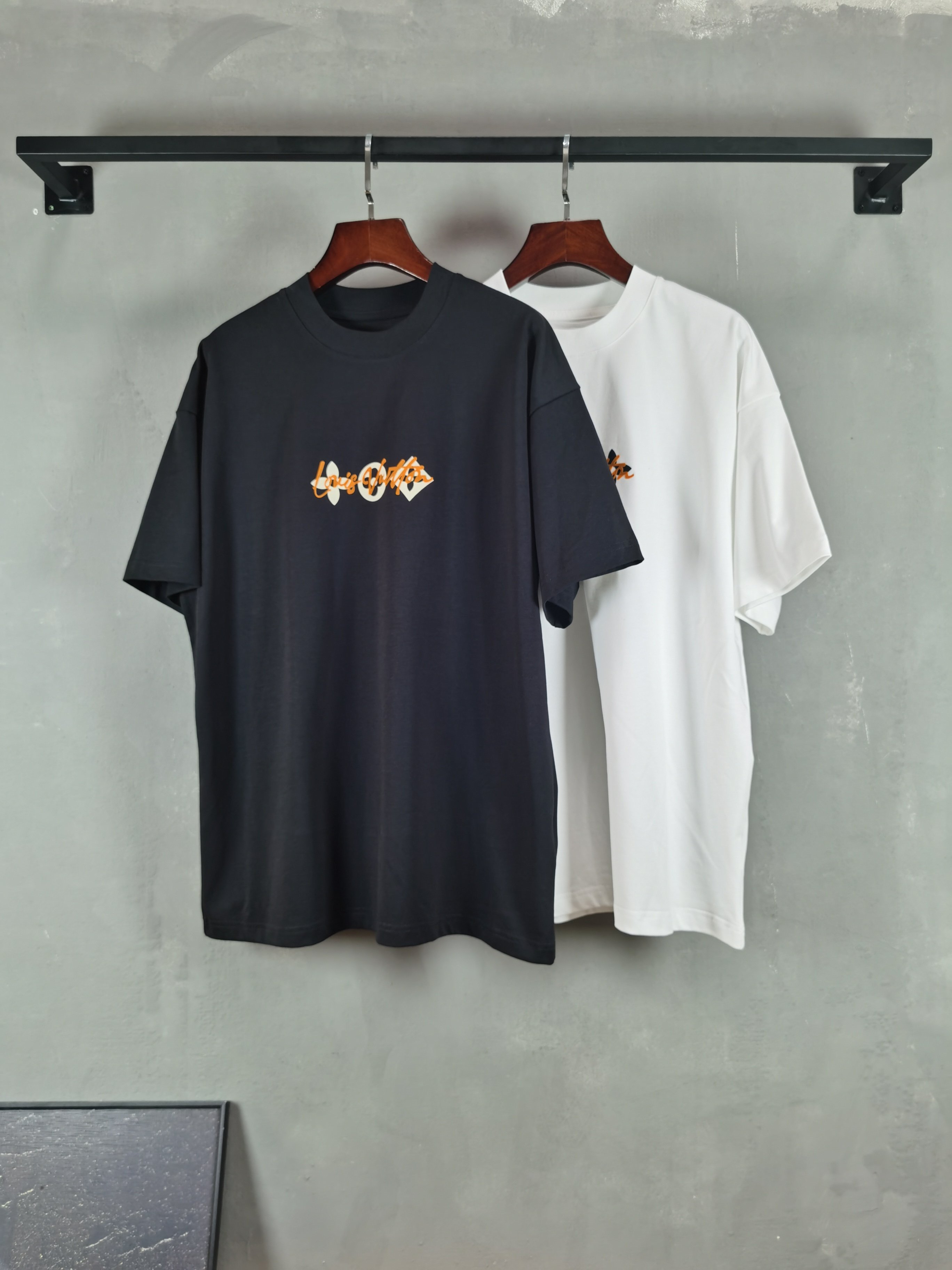 NO:833736,LOUIS VUITTON Louis Vuitton short-sleeved T-shirt high-end version!  Custom-made fabrics at the counter are highly breathable and comfortable, with impeccable details and brand element design concepts, reflecting high quality. It feels delicate and soft!  It presents a casual cut and the upper body shape is awesome!  Color Black White Size M-3XL,,louis vuitton,louis vuitton,T-shirt,tees,t-shirt,19860909LOUIS VUITTON 路易威登 短袖 T恤 高端版本！专柜定制面料 透气舒适度高,细节无可挑剔,品牌元素设计理念,体现高品质.手感细腻柔软！呈现休闲裁剪,上身版型超赞！ 颜色黑色 白色   码数 M-3XL,,louis vuitton,louis vuitton,T-shirt,tees，t-shirt,,Men's clothing