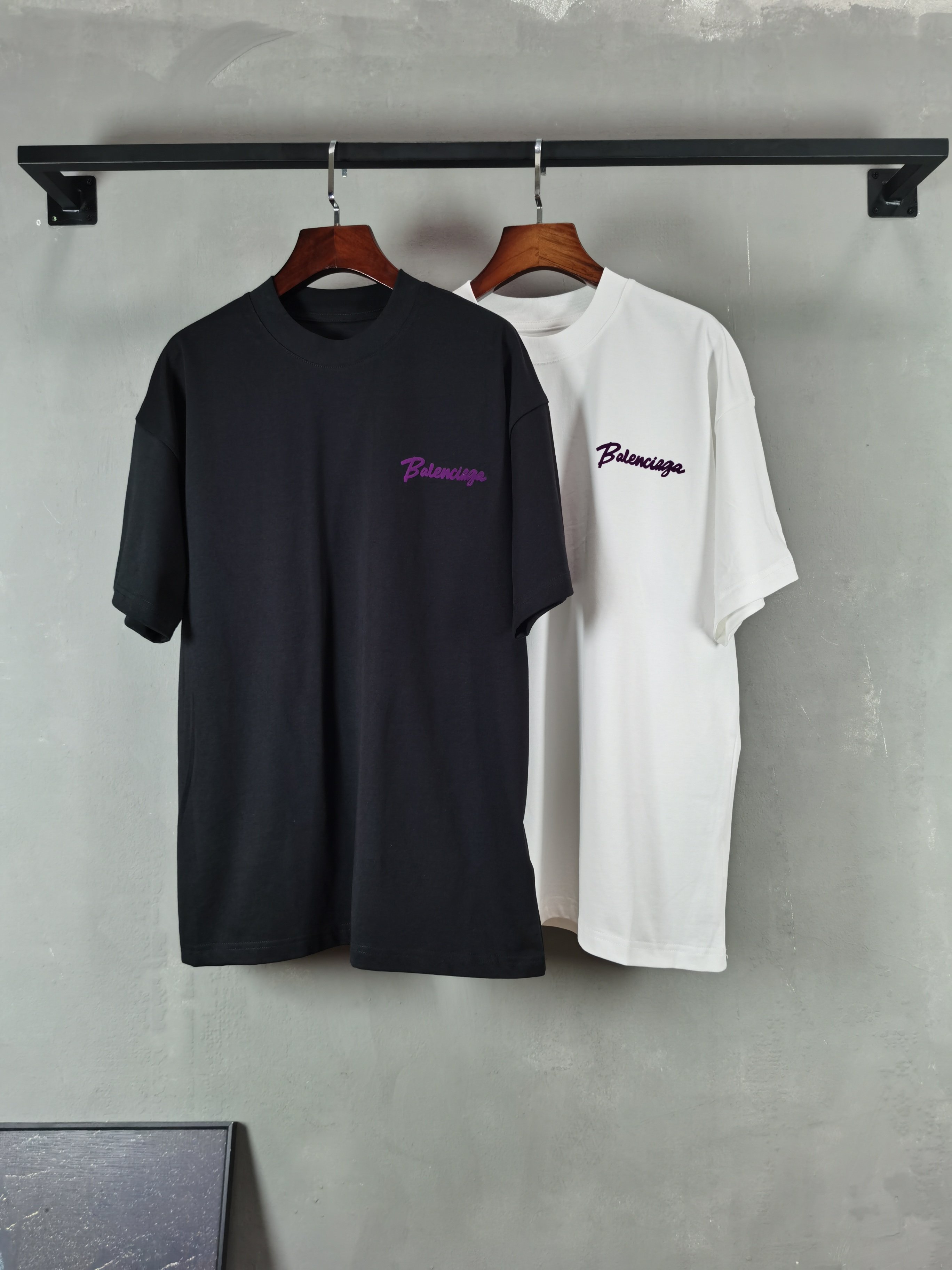 NO:832415,BALENCIAGA Balenciaga short-sleeved T-shirt high-end version!  Custom-made fabrics at the counter are highly breathable and comfortable, with impeccable details and brand element design concepts, reflecting high quality. It feels delicate and soft!  It presents a casual cut and the upper body shape is awesome!  Color Black White Size M-3XL,,balenciaga,balenciaga,T-shirt,tees,t-shirt,19860909BALENCIAGA巴黎世家短袖 T恤 高端版本！专柜定制面料 透气舒适度高,细节无可挑剔,品牌元素设计理念,体现高品质.手感细腻柔软！呈现休闲裁剪,上身版型超赞！ 颜色黑色 白色   码数 M-3XL,,balenciaga,balenciaga,T-shirt,tees，t-shirt,,Men's clothing