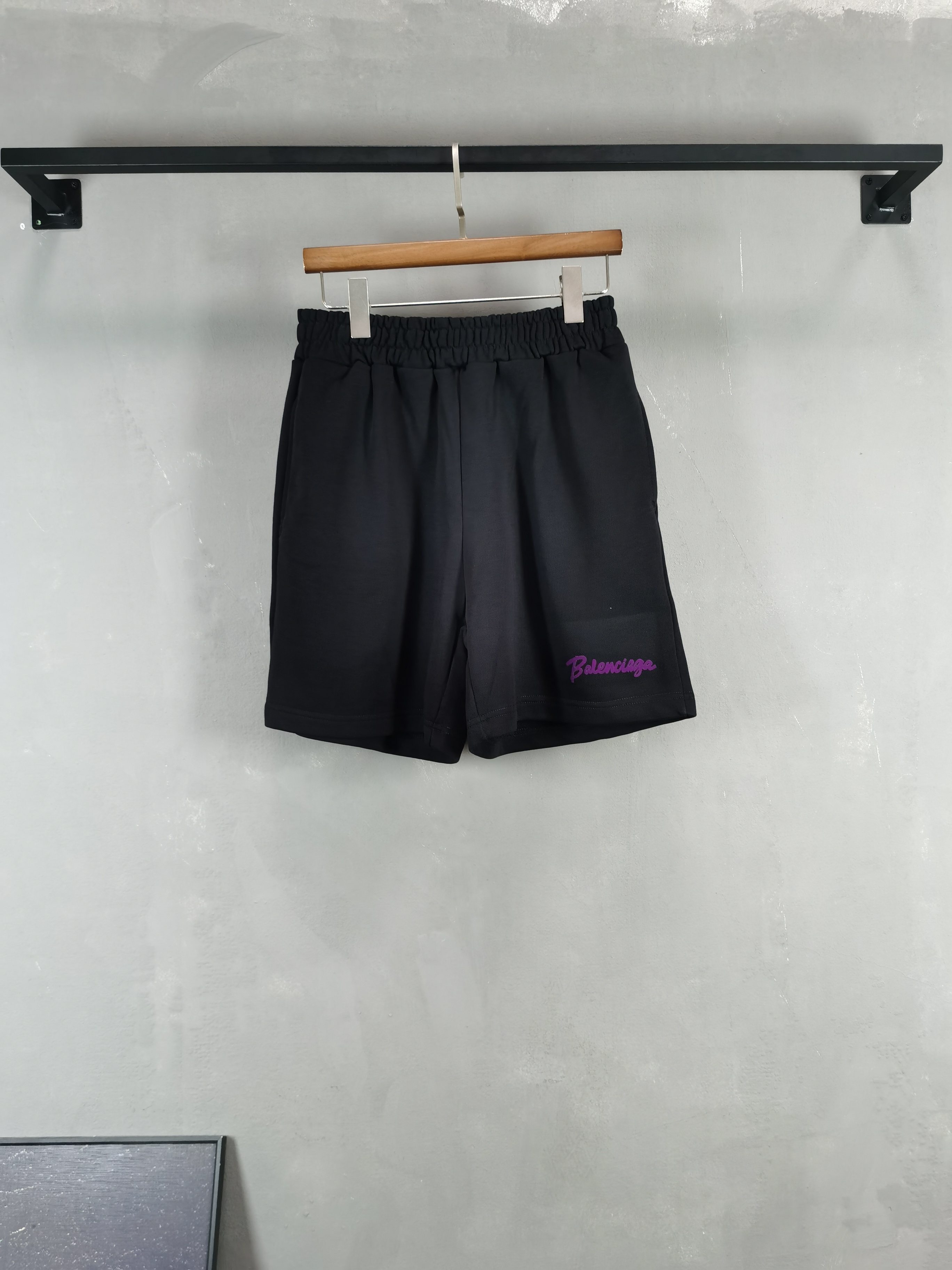 NO:849072,BALENCIAGA 2026 summer latest shorts brand logo heavy craftsmanship design, high-end customized pure cotton fabric. Soft feel. Comfortable to wear. Counter-level exquisite stitching. Fine workmanship. The upper body effect is incomparably handsome!  A must-have item for a stylish man!  Color Black Size M-4XL!  ,,balenciaga,balenciaga,shorts,19860909BALENCIAGA 巴黎世家 2026夏季最新款短裤品牌logo重工艺设计 高端定制纯棉面料.手感柔软.穿着舒适.专柜级别精致车线.做工精细.上身效果无敌帅气！型男必备单品！ 颜色黑色 码数M-4XL！,,balenciaga,balenciaga,shorts,,Men's clothing