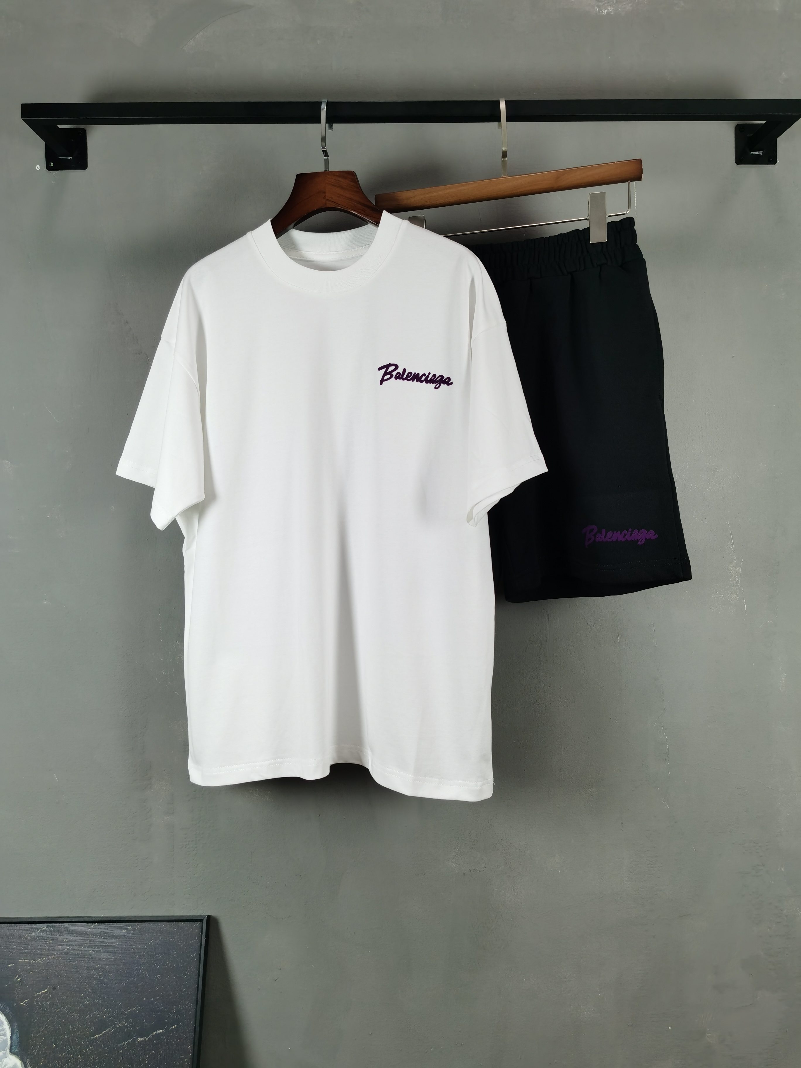NO:847649,Suit (short-sleeved) P (shorts) BALENCIAGA 2026 spring and summer latest suit, same style for men and women, classic full-print design short-sleeved T-shirt and shorts suit, custom-made pure cotton fabric, soft to the touch, comfortable to wear, fine workmanship. The upper body effect is incomparably handsome, color is black and white (shorts and short sleeves can be held separately) It is recommended to report your height and weight. Shorts size M-4XL  Short sleeve size M-3XL,,balenciaga,balenciaga,shorts,T-shirt,tees,t-shirt,19860909套装（短袖） P（短裤） 巴黎世家 BALENCIAGA 2026春夏最新款套装,男女同款,经典满印设计短袖T恤短裤套装,定制纯棉面料,手感柔软,穿着舒适,做工精细.上身效果无敌帅气, 颜色黑色 白色（短裤短袖可单拿） 建议报身高体重 短裤码数M-4XL 短袖码数M-3XL,,balenciaga,balenciaga,shorts,T-shirt,tees，t-shirt,,Men's clothing