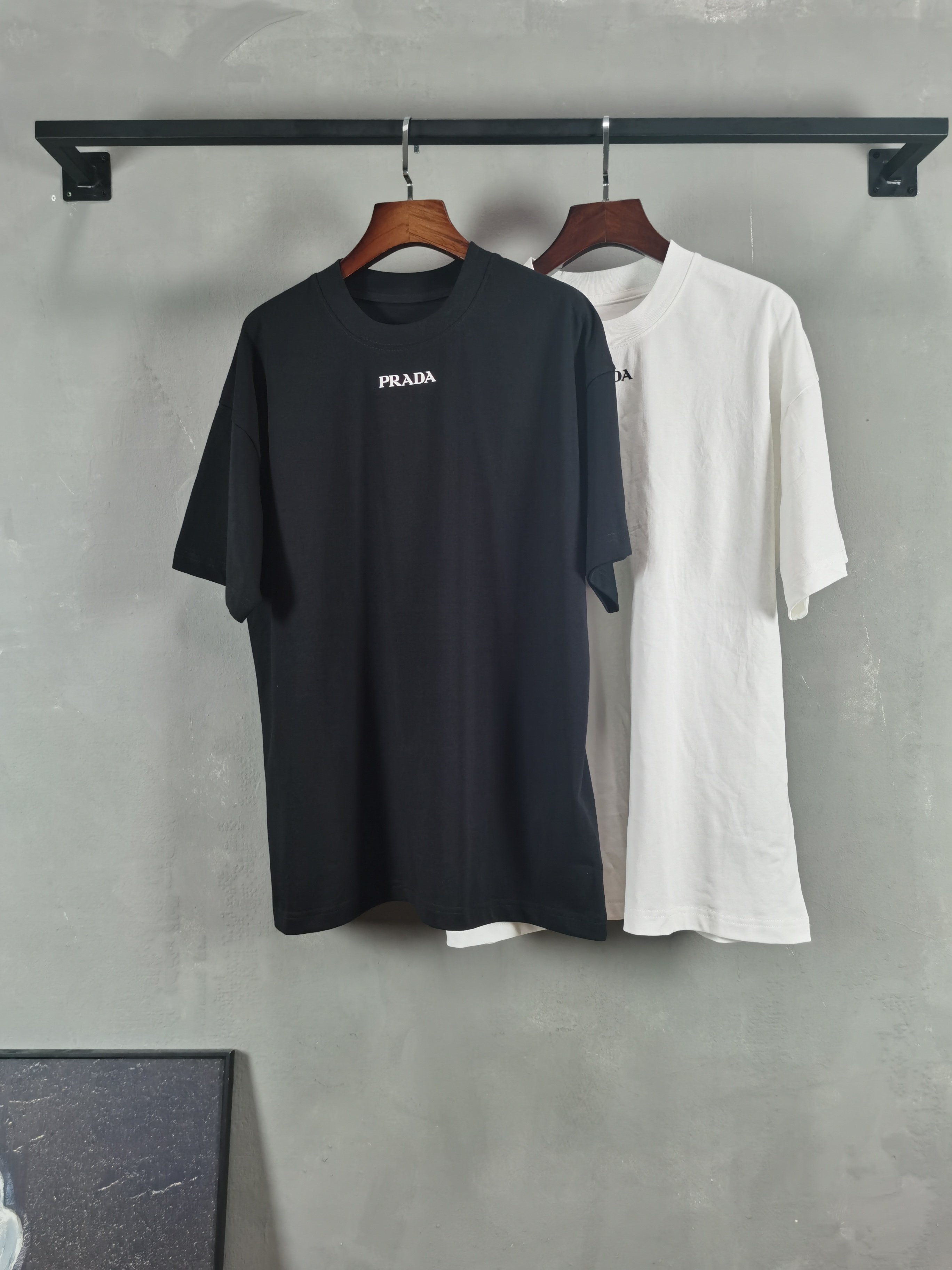 NO:832409,PRADA Prada short-sleeved T-shirt high-end version!  Custom-made fabrics at the counter are highly breathable and comfortable, with impeccable details and brand element design concepts, reflecting high quality. It feels delicate and soft!  It presents a casual cut and the upper body shape is awesome!  Color Black White Size M-3XL,,prada,prada,T-shirt,tees,t-shirt,19860909PRADA 普拉达短袖 T恤 高端版本！专柜定制面料 透气舒适度高,细节无可挑剔,品牌元素设计理念,体现高品质.手感细腻柔软！呈现休闲裁剪,上身版型超赞！ 颜色黑色 白色   码数 M-3XL,,prada,prada,T-shirt,tees，t-shirt,,Men's clothing