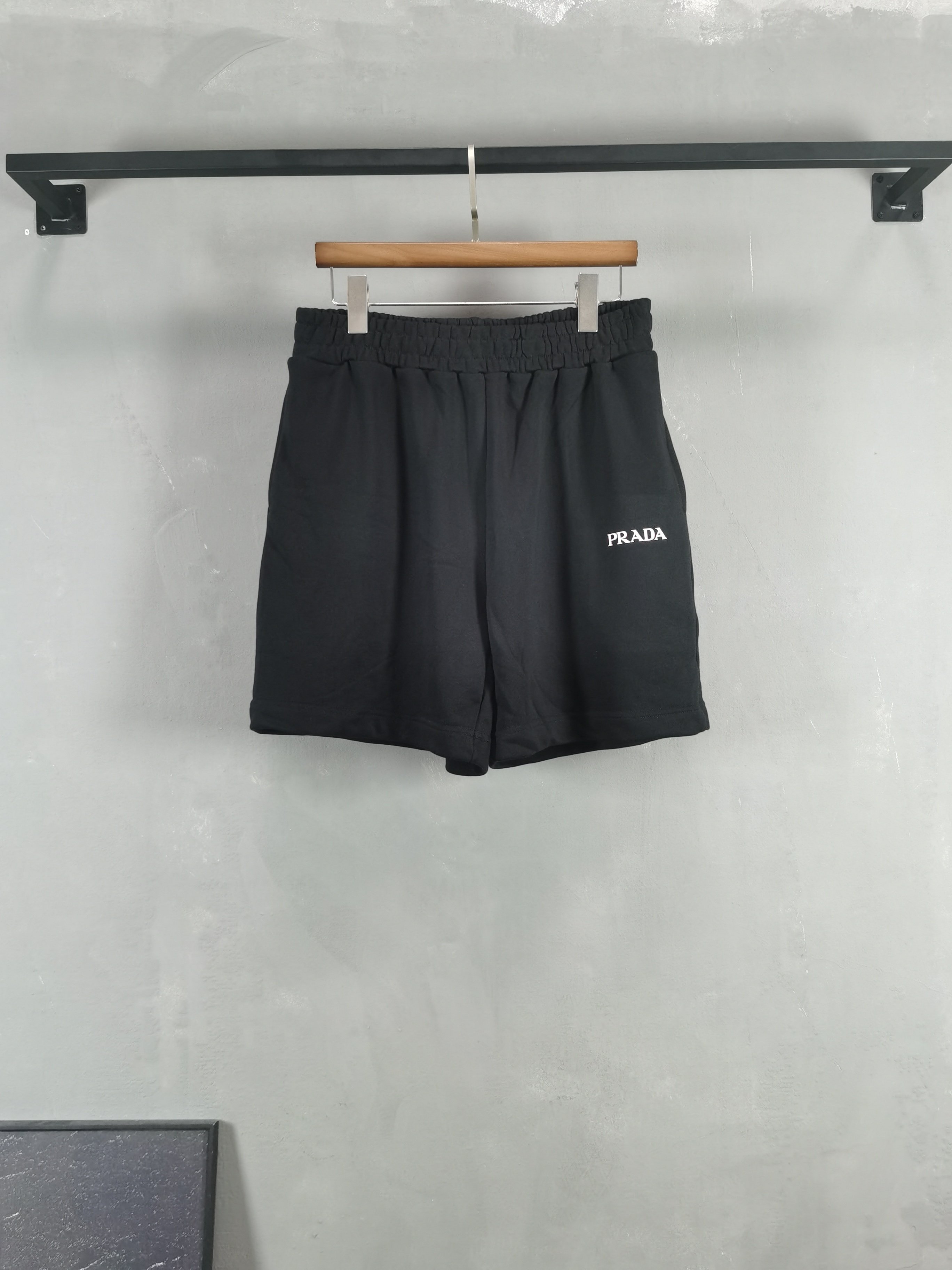 NO:849066,PRADA 2026 summer latest shorts brand logo heavy craft design, high-end customized pure cotton fabric. Soft feel. Comfortable to wear. Counter-level exquisite stitching. Fine workmanship. The upper body effect is incomparably handsome!  A must-have item for a stylish man!  Color Black Size M-4XL!  ,,prada,prada,shorts,19860909PRADA 普拉达 2026夏季最新款短裤品牌logo重工艺设计 高端定制纯棉面料.手感柔软.穿着舒适.专柜级别精致车线.做工精细.上身效果无敌帅气！型男必备单品！ 颜色黑色 码数M-4XL！,,prada,prada,shorts,,Men's clothing