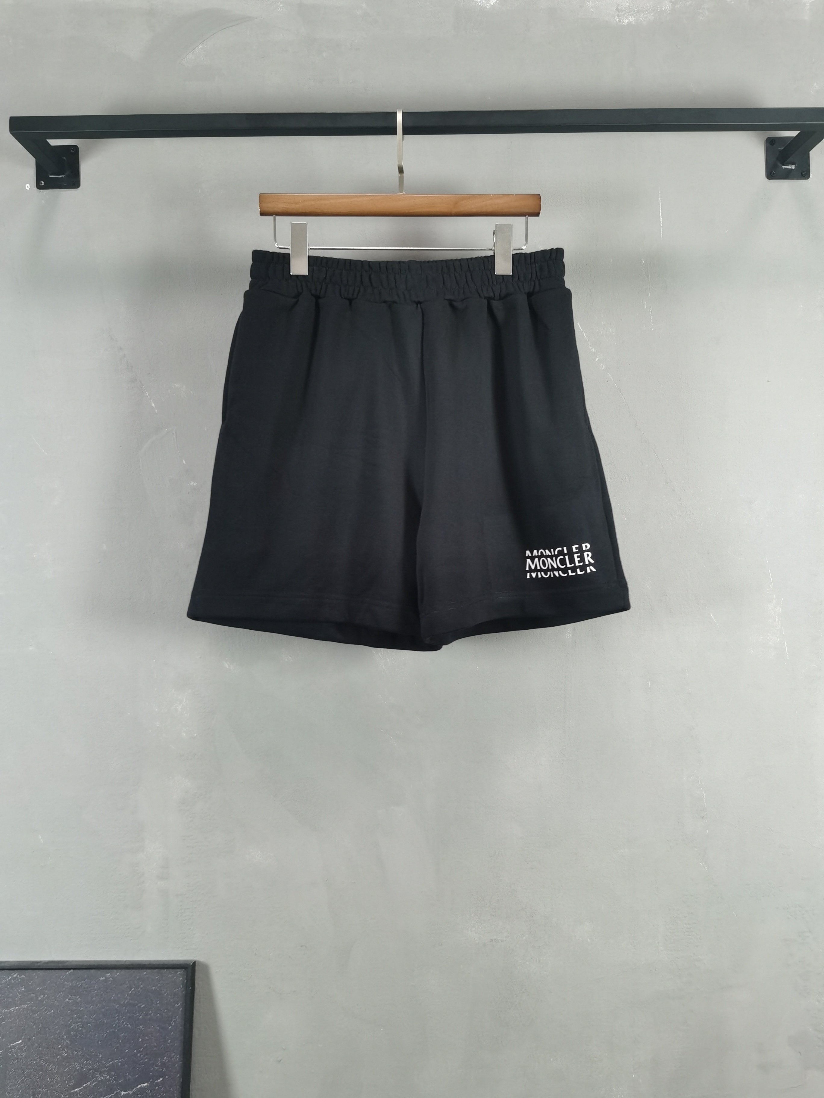 NO:849063,MONCLER 2026 summer latest shorts brand logo heavy craftsmanship design, high-end customized pure cotton fabric. Soft feel. Comfortable to wear. Counter-level exquisite stitching. Fine workmanship. The upper body effect is incomparably handsome!  A must-have item for a stylish man!  Color Black Size M-4XL!  ,,Moncler,shorts,19860909MONCLER 蒙口2026夏季最新款短裤品牌logo重工艺设计 高端定制纯棉面料.手感柔软.穿着舒适.专柜级别精致车线.做工精细.上身效果无敌帅气！型男必备单品！ 颜色黑色 码数M-4XL！,,Moncler,shorts,,Men's clothing