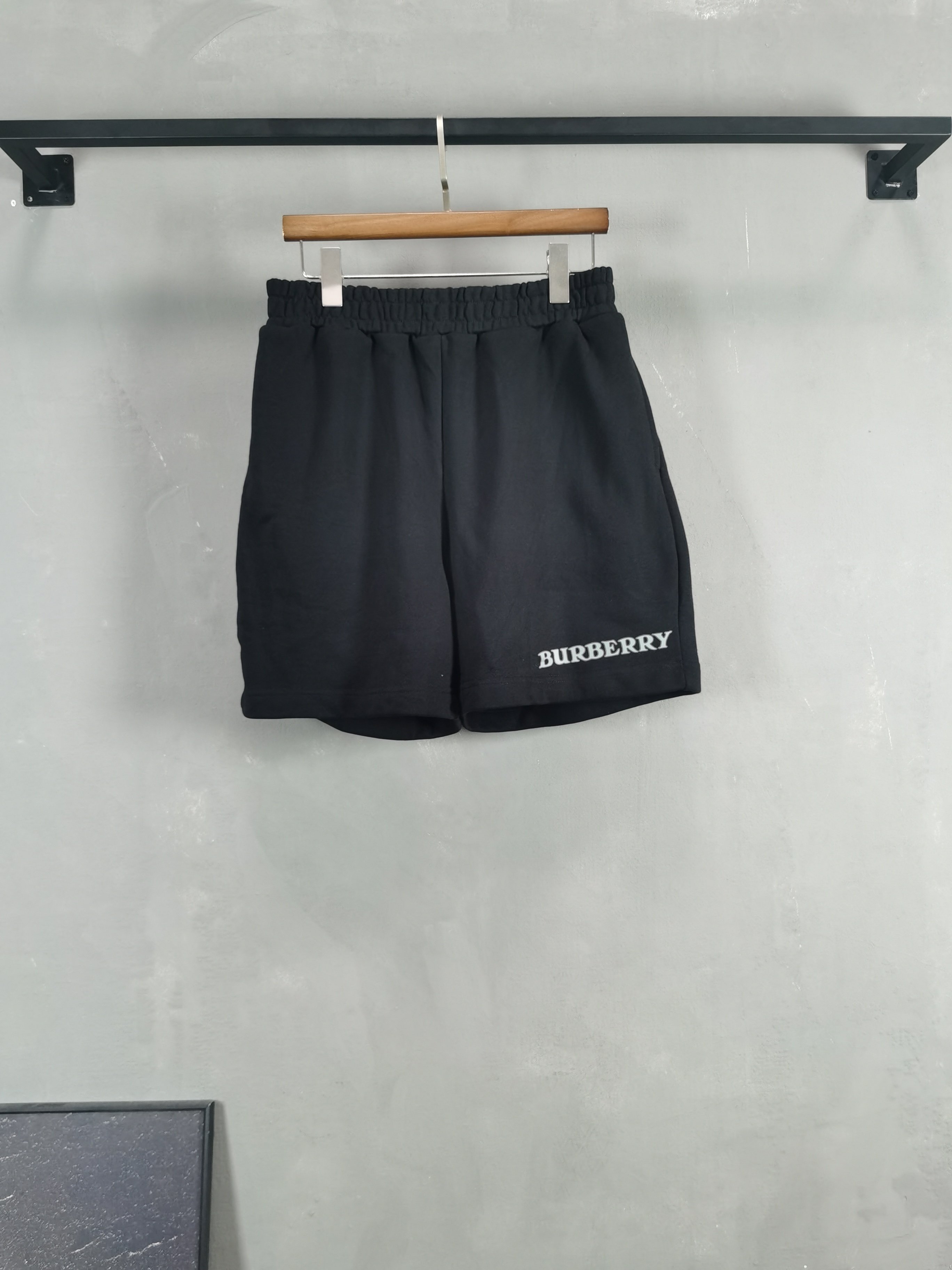 NO:849060,BURBERRY. The latest 2026 summer shorts brand logo with heavy craftsmanship design. High-end customized pure cotton fabric. Soft to the touch. Comfortable to wear. Counter-level exquisite stitching. Fine workmanship. The upper body effect is incomparably handsome!  A must-have item for a stylish man!  Two colors available, color black, size M-4XL!  ,,burberry,burberry,shorts,19860909BURBERRY 巴宝莉.2026夏季最新款短裤品牌logo重工艺设计 高端定制纯棉面料.手感柔软.穿着舒适.专柜级别精致车线.做工精细.上身效果无敌帅气！型男必备单品！两色可选 颜色黑色 码数M-4XL！,,burberry,burberry,shorts,,Men's clothing