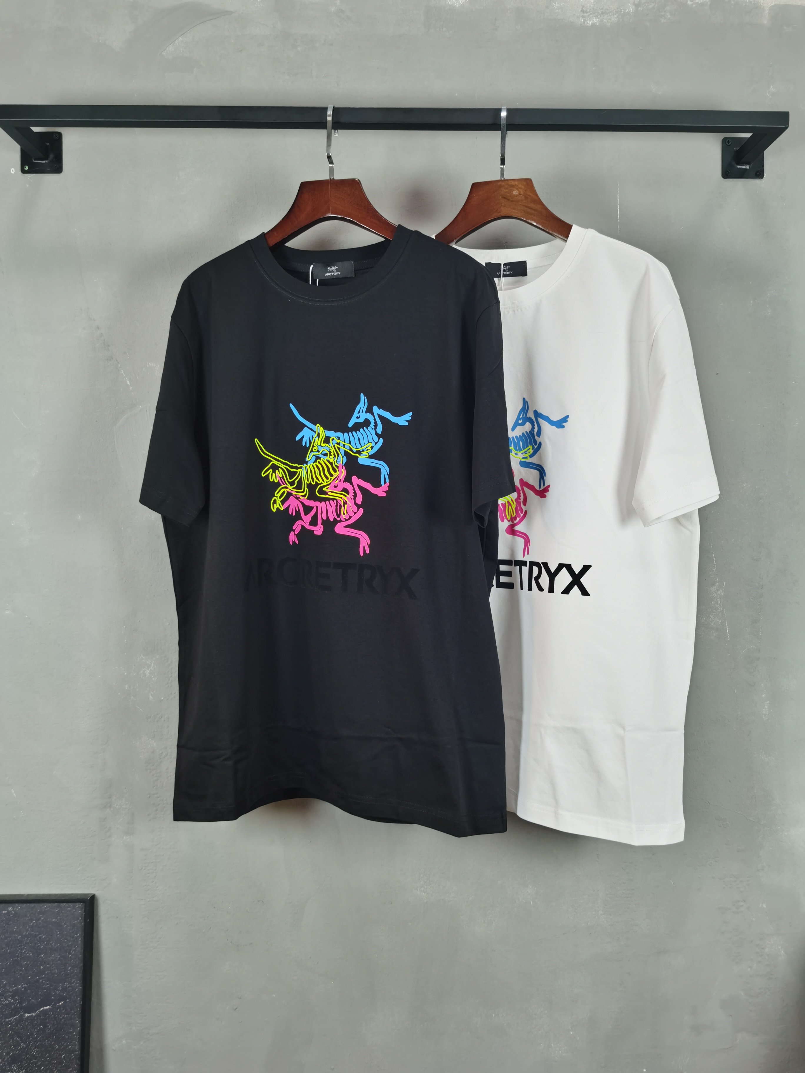 NO:904221,Arc'teryx ARCTERYX 2026 new printed thick plate flocking short-sleeved T-shirt is available for pre-sale!  On sale on overseas official website!  Made of pure cotton double yarn fabric, it feels soft and delicate, the color and gloss are super positive, and the upper body is comfortable and breathable!  Customized threads on the neckline, precision double-needle patchwork, through-shoulder zipper chain bottom, durable and non-deformable, with first-class texture!  This classic round-neck T-shirt is decorated with a highly recognizable logo print on the chest. The three-dimensional and fine detail processing injects a casual charm into the whole, casual and natural, and highly recognizable!  Produced by a large factory, with fine workmanship and complete three standards!  Classic round neck basic model, the version is quite wide and full!  The upper body is fashionable, relaxed and stylish, and the atmosphere is instantly filled!  Same style for men and women!  Size S-2XL Color black white,arc'teryx,T-shirt,tees,t-shirt,19860909始祖鸟ARCTERYX 2026新款印花厚板植绒短袖T恤预售出货！ 海外官网在售！ 采用纯棉双纱面料,手感柔软细腻,颜色光泽度都超正,上身舒适透气！领口定织螺纹,精密双针拼缝,通肩拉锁链底耐穿不变形,质感一流！ 这款经典的圆领 T 恤胸前饰有高辨识度的logo印花,立体精细的细节处理,为整体注入一分闲适韵味,休闲自然,超高辨识度！ 大厂出品,做工精细,三标齐全！ 经典圆领基础款,版型挺阔饱满！ 上身时髦 轻松有格调 氛围感一下子拉满！ 男女同款！ 码数S-2XL 颜色黑色 白色,arc'teryx,T-shirt,tees，t-shirt,,Men's clothing