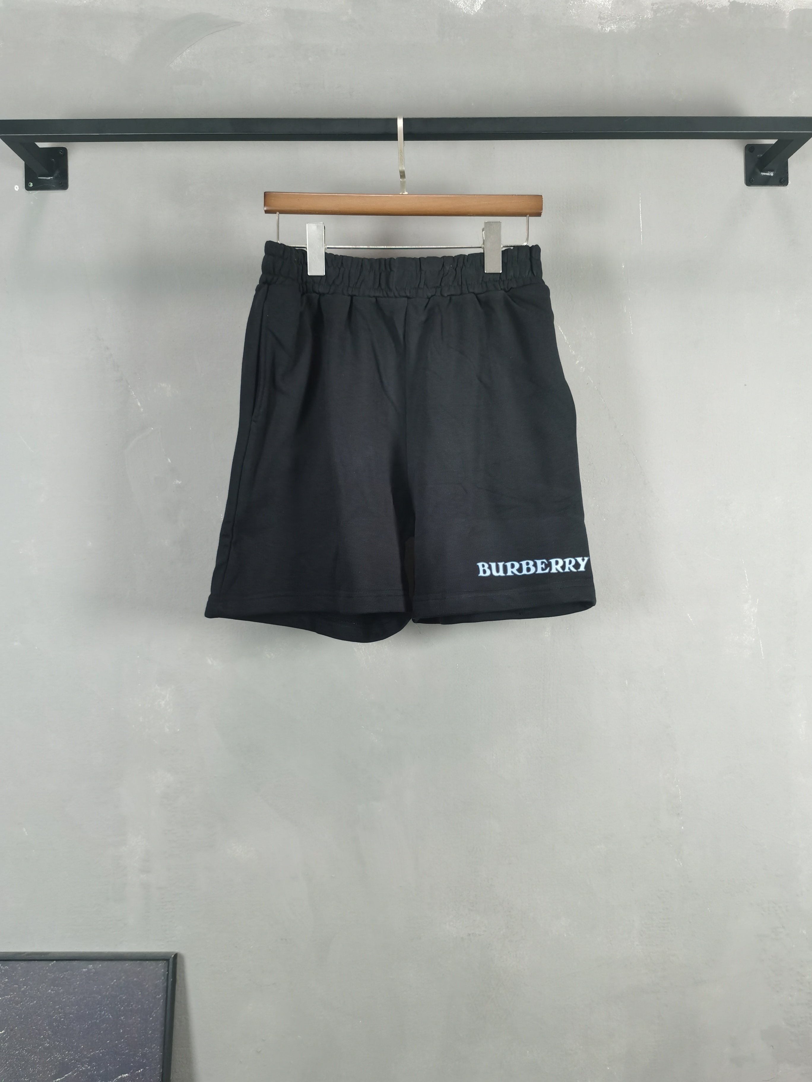 NO:849069,BURBERRY 2026 summer latest shorts brand logo heavy craftsmanship design, high-end customized pure cotton fabric. Soft feel. Comfortable to wear. Counter-level exquisite stitching. Fine workmanship. The upper body effect is incomparably handsome!  A must-have item for a stylish man!  Color Black Size M-4XL!  ,,burberry,burberry,shorts,19860909BURBERRY 巴宝莉 2026夏季最新款短裤品牌logo重工艺设计 高端定制纯棉面料.手感柔软.穿着舒适.专柜级别精致车线.做工精细.上身效果无敌帅气！型男必备单品！ 颜色黑色 码数M-4XL！,,burberry,burberry,shorts,,Men's clothing