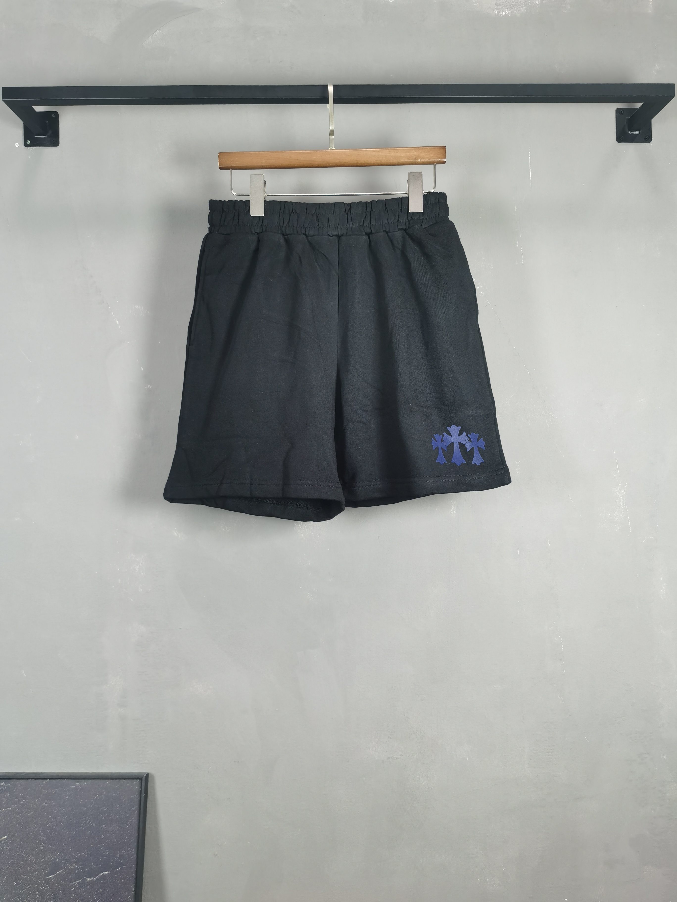 NO:849057,Kroxin's latest 2026 summer shorts brand logo is designed with heavy craftsmanship. Highly customized pure cotton fabric. Soft to the touch. Comfortable to wear. Exquisite stitching at the counter level. Fine workmanship. The upper body effect is incomparably handsome!  A must-have item for a stylish man!  Color Black Size M-4XL!  ,,chrome hearts,shorts,19860909克罗心2026夏季最新款短裤品牌logo重工艺设计 高定制纯棉面料.手感柔软.穿着舒适.专柜级别精致车线.做工精细.上身效果无敌帅气！型男必备单品！ 颜色黑色 码数M-4XL！,,chrome hearts,shorts,,Men's clothing