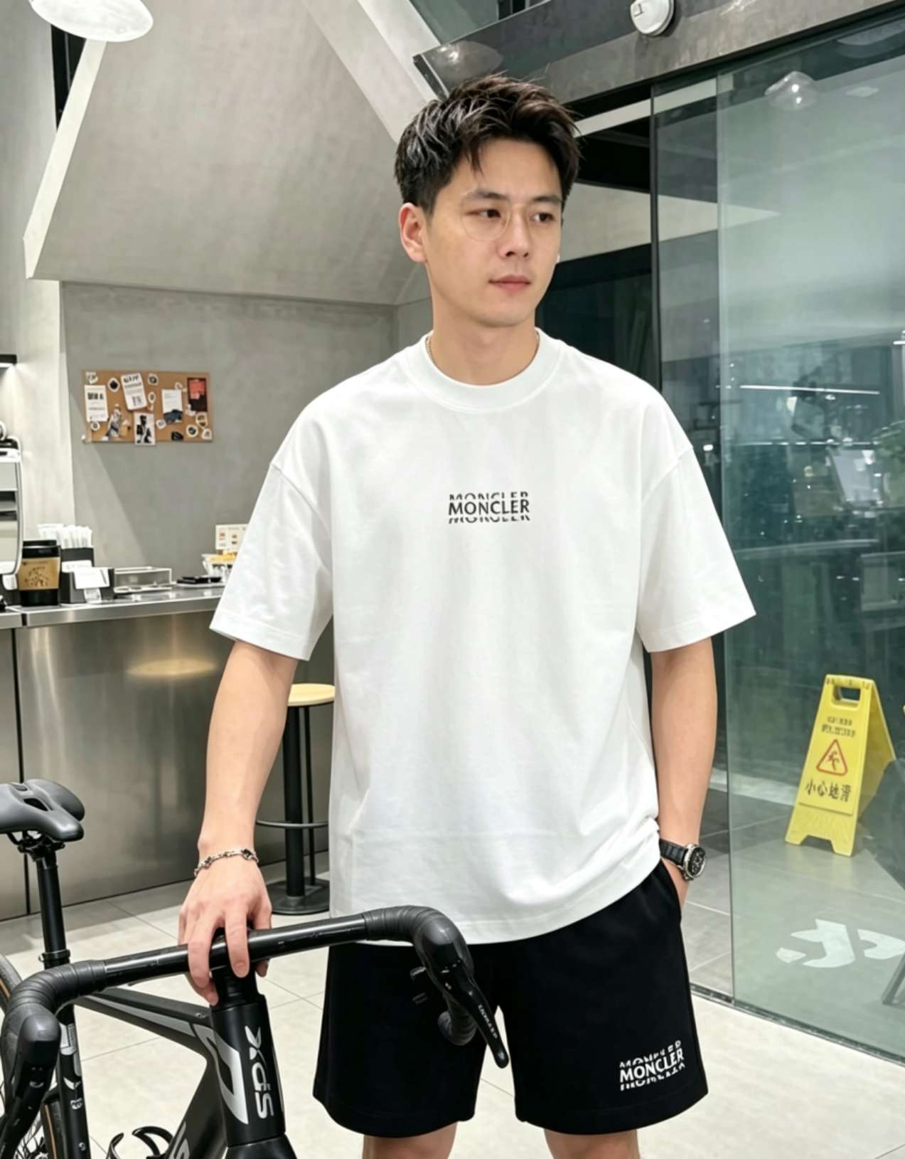 NO:846289,Suit (short-sleeved) (shorts) Mouth-covered MONCLER 2026 spring and summer latest suit, same style for men and women, classic full-print design short-sleeved T-shirt and shorts suit, custom-made pure cotton fabric, soft to the touch, comfortable to wear, fine workmanship. The upper body effect is incomparably handsome, color is black and white (shorts and short sleeves can be carried separately) It is recommended to report your height and weight. Shorts size M-4XL  Short sleeve size M-3XL,,Moncler,shorts,T-shirt,tees,t-shirt,19860909套装（短袖）（短裤） 蒙口 MONCLER 2026春夏最新款套装,男女同款,经典满印设计短袖T恤短裤套装,定制纯棉面料,手感柔软,穿着舒适,做工精细.上身效果无敌帅气, 颜色黑色 白色（短裤短袖可单拿） 建议报身高体重 短裤码数M-4XL 短袖码数M-3XL,,Moncler,shorts,T-shirt,tees，t-shirt,,Men's clothing