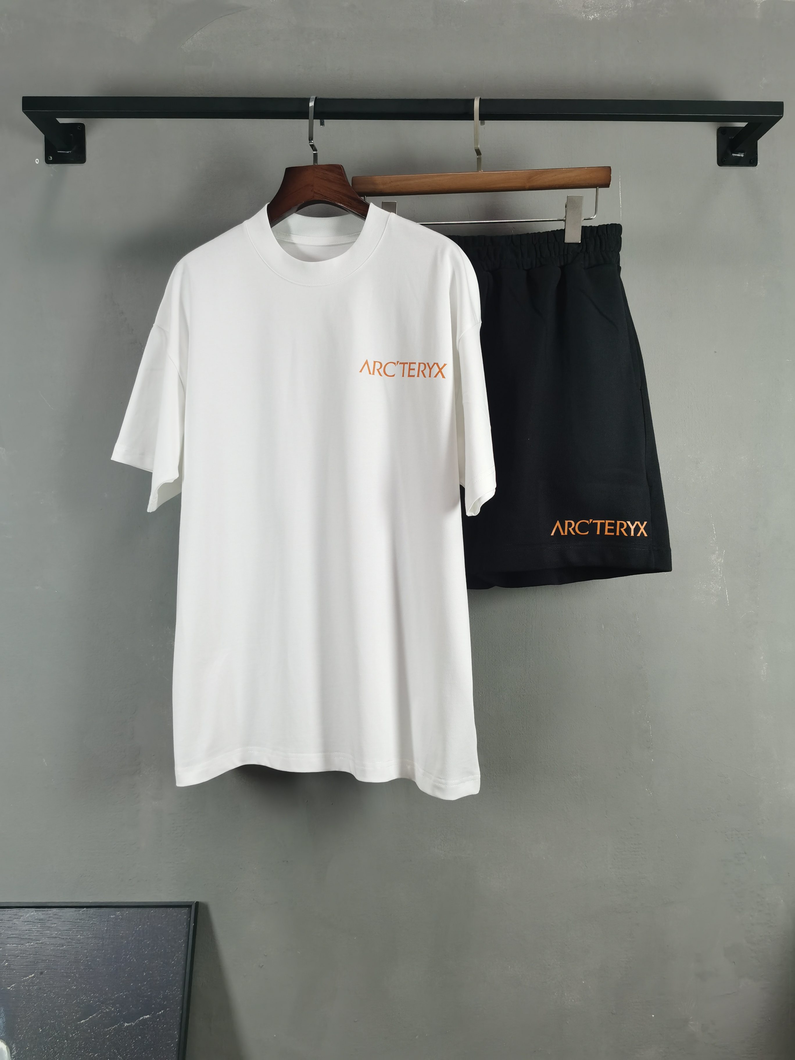 NO:847635,Suit (short-sleeved) P (shorts) Arc'teryx ARCTERYX 2026 spring and summer latest suit, same style for men and women, classic full-print design short-sleeved T-shirt shorts suit, custom-made pure cotton fabric, soft to the touch, comfortable to wear, fine workmanship. The upper body effect is incomparably handsome, color is black and white (shorts and short sleeves can be held separately) It is recommended to report your height and weight. Shorts size M-4XL  Short sleeve size M-3XL, arc'teryx, shorts, T-shirt, tees, t-shirt,19860909套装（短袖） P（短裤） 始祖鸟 ARCTERYX 2026春夏最新款套装,男女同款,经典满印设计短袖T恤短裤套装,定制纯棉面料,手感柔软,穿着舒适,做工精细.上身效果无敌帅气, 颜色黑色 白色（短裤短袖可单拿） 建议报身高体重 短裤码数M-4XL 短袖码数M-3XL,arc'teryx,shorts,T-shirt,tees，t-shirt,,Men's clothing