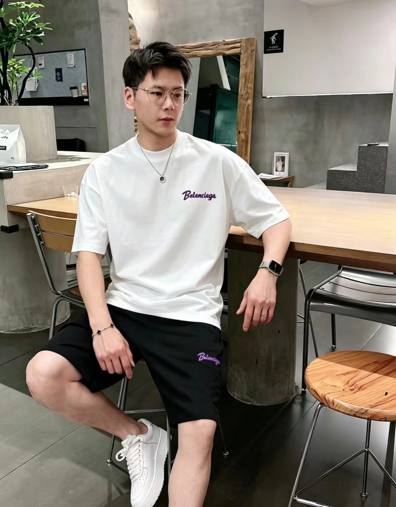 NO:846281,Suit (short-sleeved) (shorts) Balenciaga BALENCIAGA 2026 spring and summer latest suit, same style for men and women, classic full-print design short-sleeved T-shirt shorts suit, custom-made pure cotton fabric, soft to the touch, comfortable to wear, fine workmanship. The upper body effect is incomparably handsome, color is black and white (shorts and short sleeves can be held separately) It is recommended to report your height and weight. Shorts size M-4XL  Short sleeve size M-3XL,,balenciaga,balenciaga,shorts,T-shirt,tees,t-shirt,19860909套装（短袖）（短裤） 巴黎世家 BALENCIAGA 2026春夏最新款套装,男女同款,经典满印设计短袖T恤短裤套装,定制纯棉面料,手感柔软,穿着舒适,做工精细.上身效果无敌帅气, 颜色黑色 白色（短裤短袖可单拿） 建议报身高体重 短裤码数M-4XL 短袖码数M-3XL,,balenciaga,balenciaga,shorts,T-shirt,tees，t-shirt,,Men's clothing