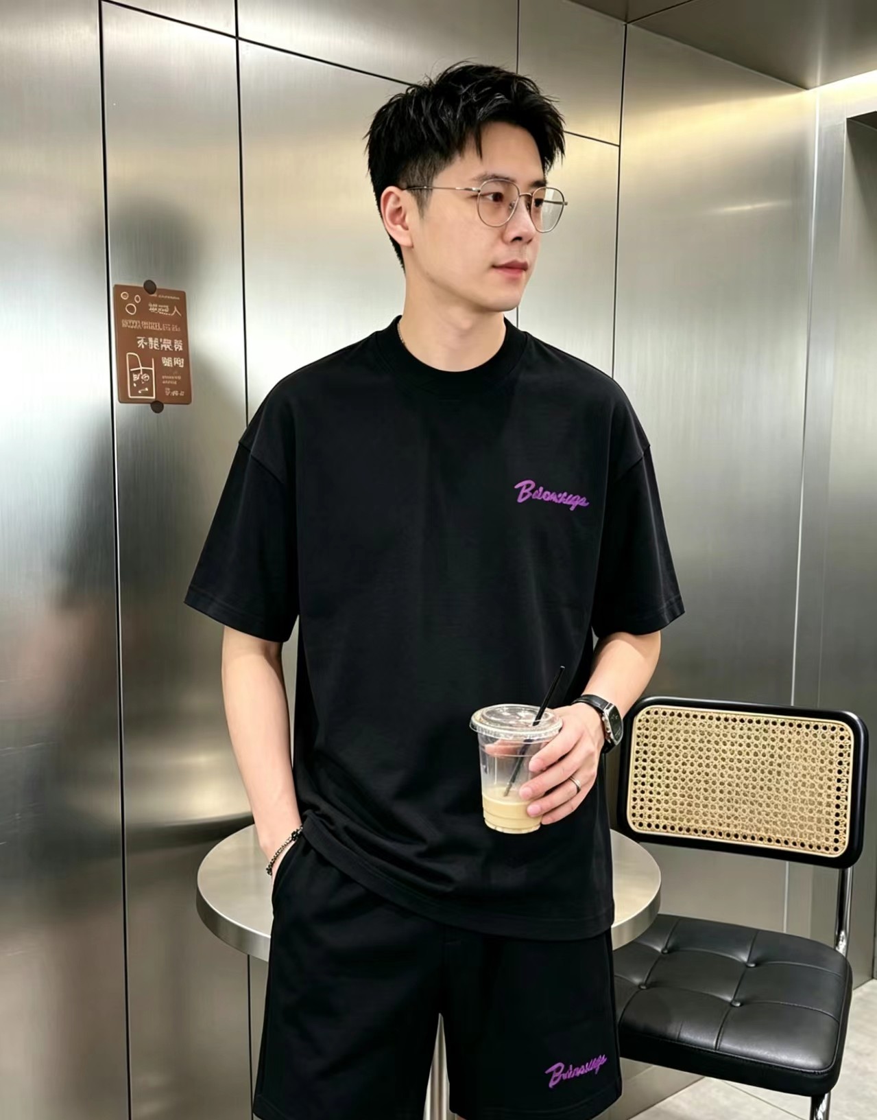 NO:847657,Suit (short-sleeved) P (shorts) BALENCIAGA 2026 spring and summer latest suit, same style for men and women, classic full-print design short-sleeved T-shirt and shorts suit, custom-made pure cotton fabric, soft to the touch, comfortable to wear, fine workmanship. The upper body effect is incomparably handsome, color is black and white (shorts and short sleeves can be held separately) It is recommended to report your height and weight. Shorts size M-4XL  Short sleeve size M-3XL,,balenciaga,balenciaga,shorts,T-shirt,tees,t-shirt,19860909套装（短袖） P（短裤） 巴黎世家 BALENCIAGA 2026春夏最新款套装,男女同款,经典满印设计短袖T恤短裤套装,定制纯棉面料,手感柔软,穿着舒适,做工精细.上身效果无敌帅气, 颜色黑色 白色（短裤短袖可单拿） 建议报身高体重 短裤码数M-4XL 短袖码数M-3XL,,balenciaga,balenciaga,shorts,T-shirt,tees，t-shirt,,Men's clothing