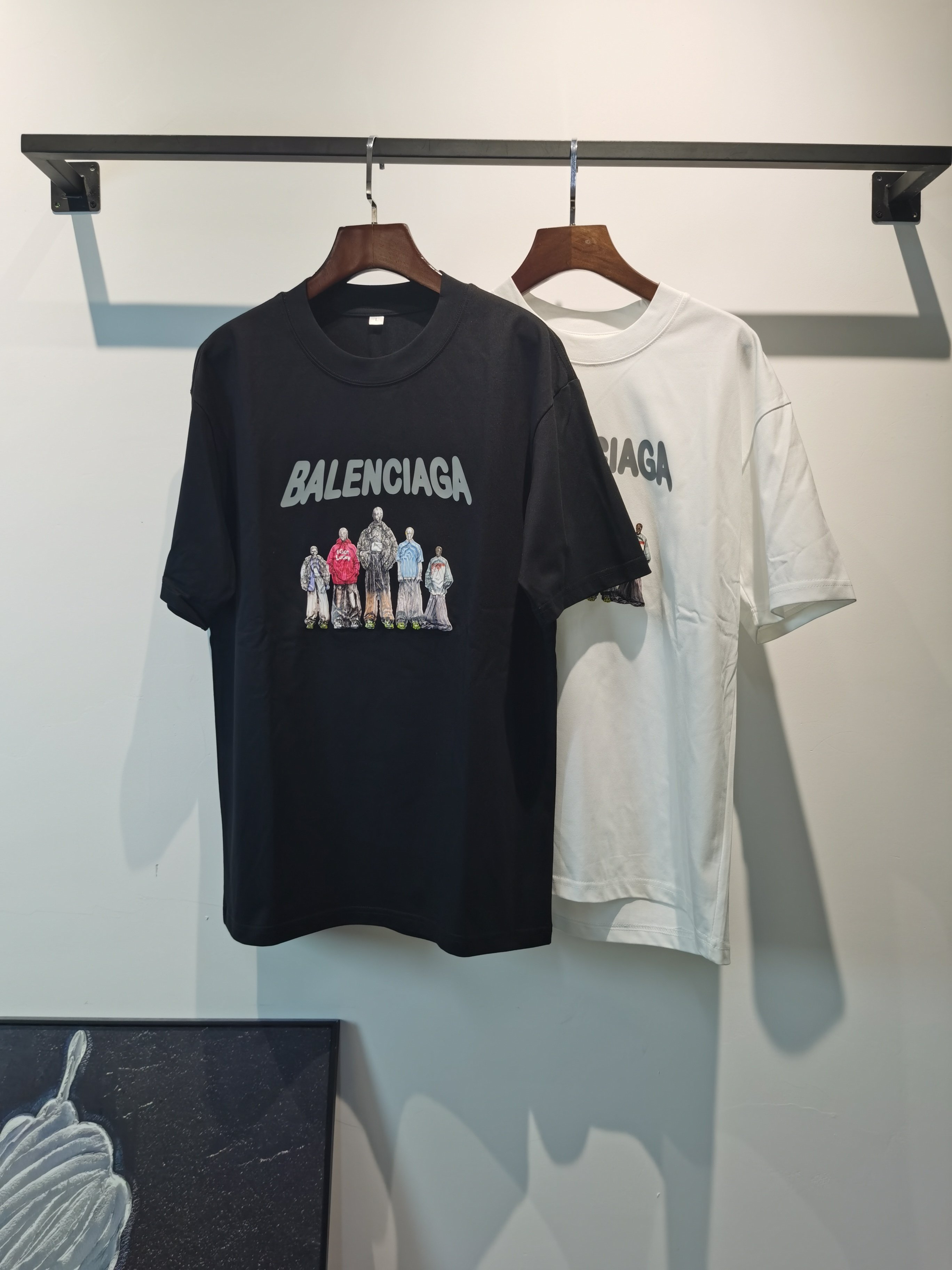 NO:838410,Balenciaga BALENCIAGA 2026 spring and summer new debut counter latest short-sleeved round neck T-shirt high-end custom design avant-garde fashion!  The brand logo emphasizes craftsmanship and is designed with high-end custom fabrics. Soft to the touch. Comfortable to wear. Exquisite stitching at the counter level. Fine workmanship. The upper body effect is incomparably handsome!  A must-have item for a stylish man!  Color Black White Size M-4XL,,balenciaga,balenciaga,T-shirt,tees,t-shirt,19860909巴黎世家 BALENCIAGA2026春夏新款首发专柜最新款短袖圆领T恤 高端订制 设计前卫时尚！品牌logo重工艺设计 高端定制面料.手感柔软.穿着舒适.专柜级别精致车线.做工精细.上身效果无敌帅气！型男必备单品！ 颜色黑色 白色 码数M-4XL,,balenciaga,balenciaga,T-shirt,tees，t-shirt,,Men's clothing