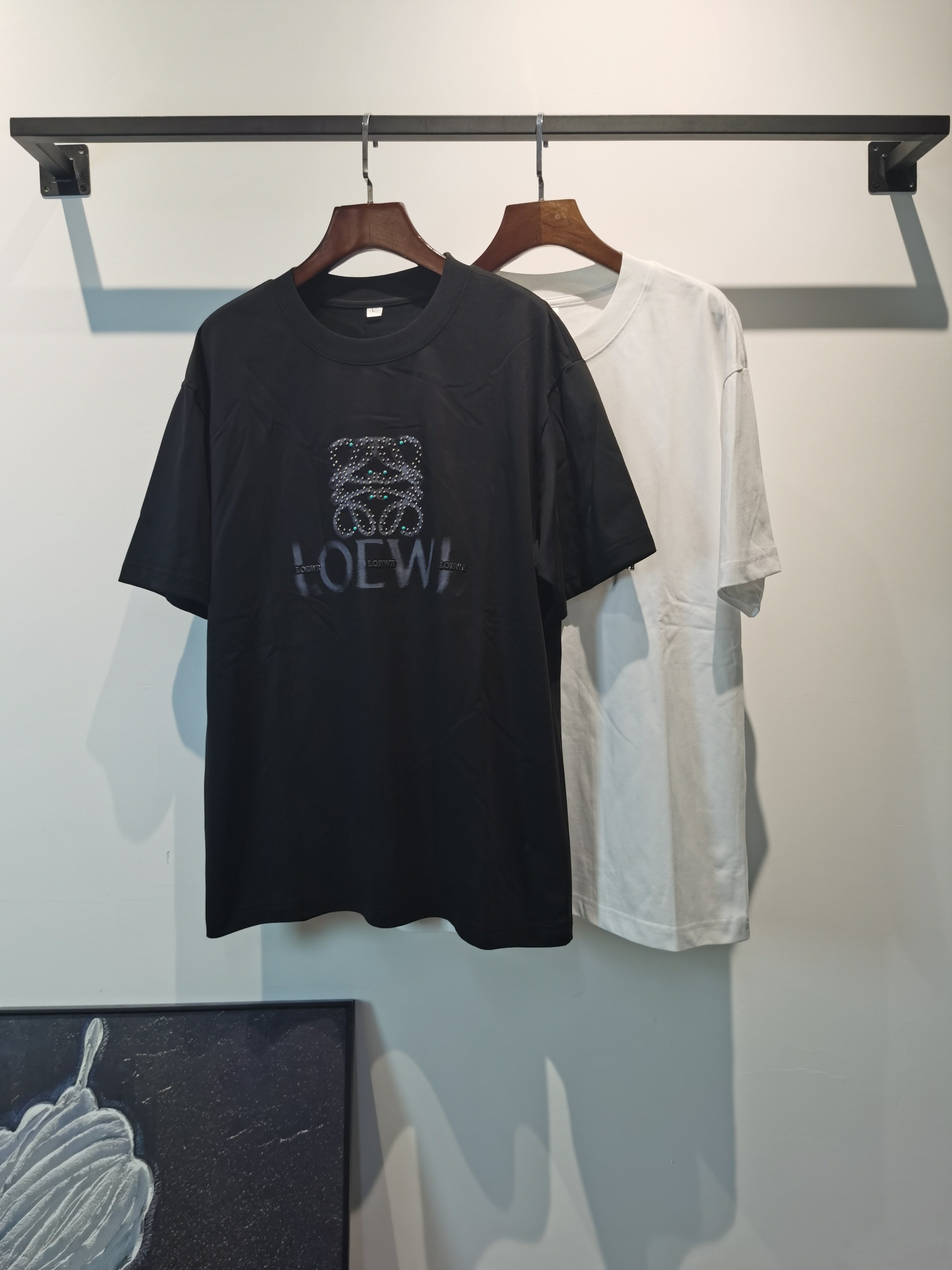 NO:838403,LOEWE's 2026 spring and summer new style debut counter, the latest short-sleeved round neck T-shirt, high-end custom design, avant-garde and fashionable!  The brand logo emphasizes craftsmanship and is designed with high-end custom fabrics. Soft to the touch. Comfortable to wear. Exquisite stitching at the counter level. Fine workmanship. The upper body effect is incomparably handsome!  A must-have item for a stylish man!  Color Black White Size M-4XL,,loewe,loewe,T-shirt,tees,t-shirt,19860909LOEWE 罗意威2026春夏新款首发专柜最新款短袖圆领T恤 高端订制 设计前卫时尚！品牌logo重工艺设计 高端定制面料.手感柔软.穿着舒适.专柜级别精致车线.做工精细.上身效果无敌帅气！型男必备单品！ 颜色黑色 白色 码数M-4XL,,loewe,loewe,T-shirt,tees，t-shirt,,Men's clothing