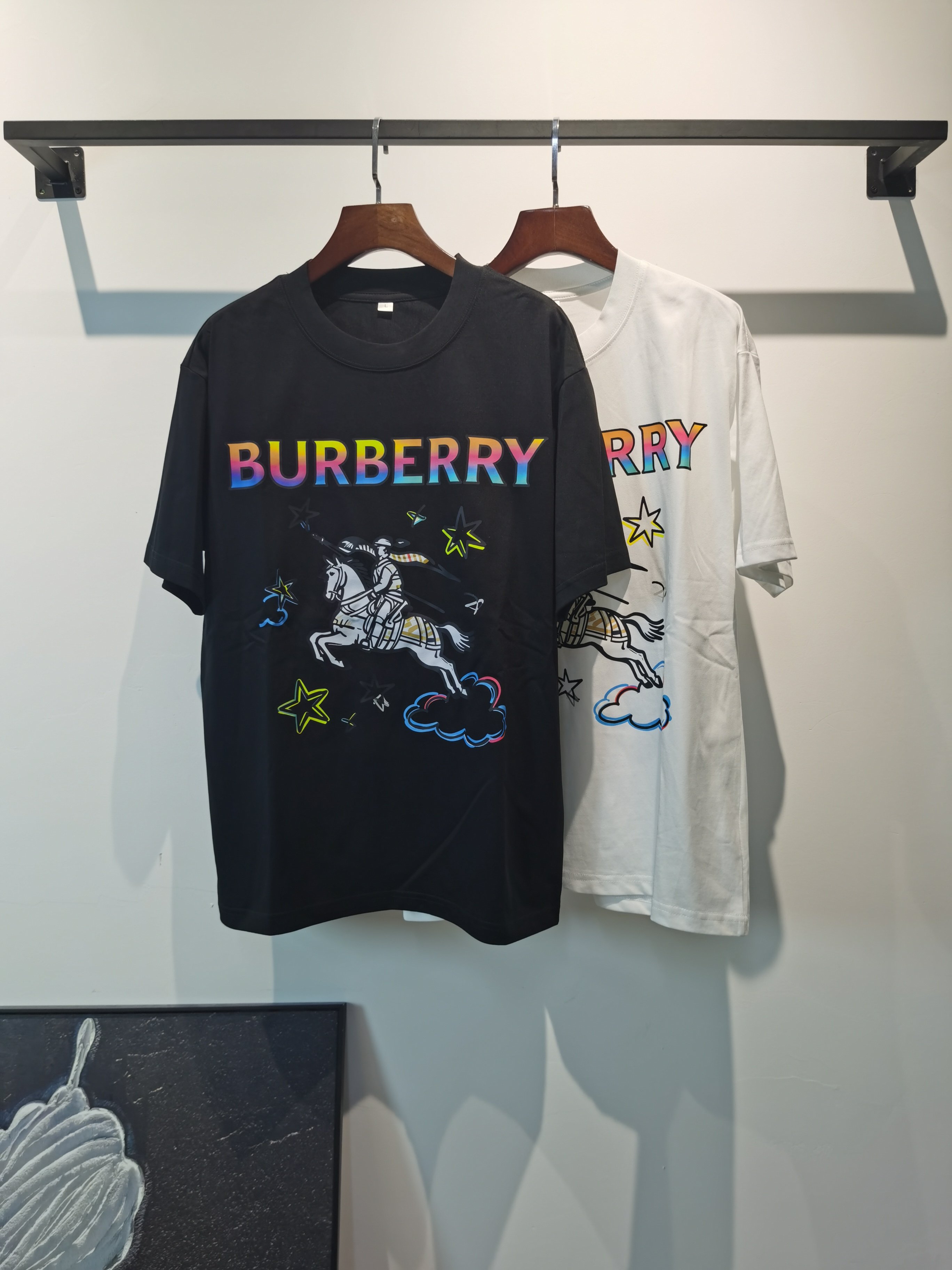NO:847656,BURBERRY 2026 spring and summer new style debut counter latest short-sleeved round neck T-shirt, high-end custom design, avant-garde and fashionable!  The brand logo emphasizes craftsmanship and is designed with high-end custom fabrics. Soft to the touch. Comfortable to wear. Exquisite stitching at the counter level. Fine workmanship. The upper body effect is incomparably handsome!  A must-have item for a stylish man!  Color Black White Size M-4XL,,burberry,burberry,T-shirt,tees,t-shirt,19860909BURBERRY 巴宝莉 2026春夏新款首发专柜最新款短袖圆领T恤 高端订制 设计前卫时尚！品牌logo重工艺设计 高端定制面料.手感柔软.穿着舒适.专柜级别精致车线.做工精细.上身效果无敌帅气！型男必备单品！ 颜色黑色 白色 码数M-4XL,,burberry,burberry,T-shirt,tees，t-shirt,,Men's clothing