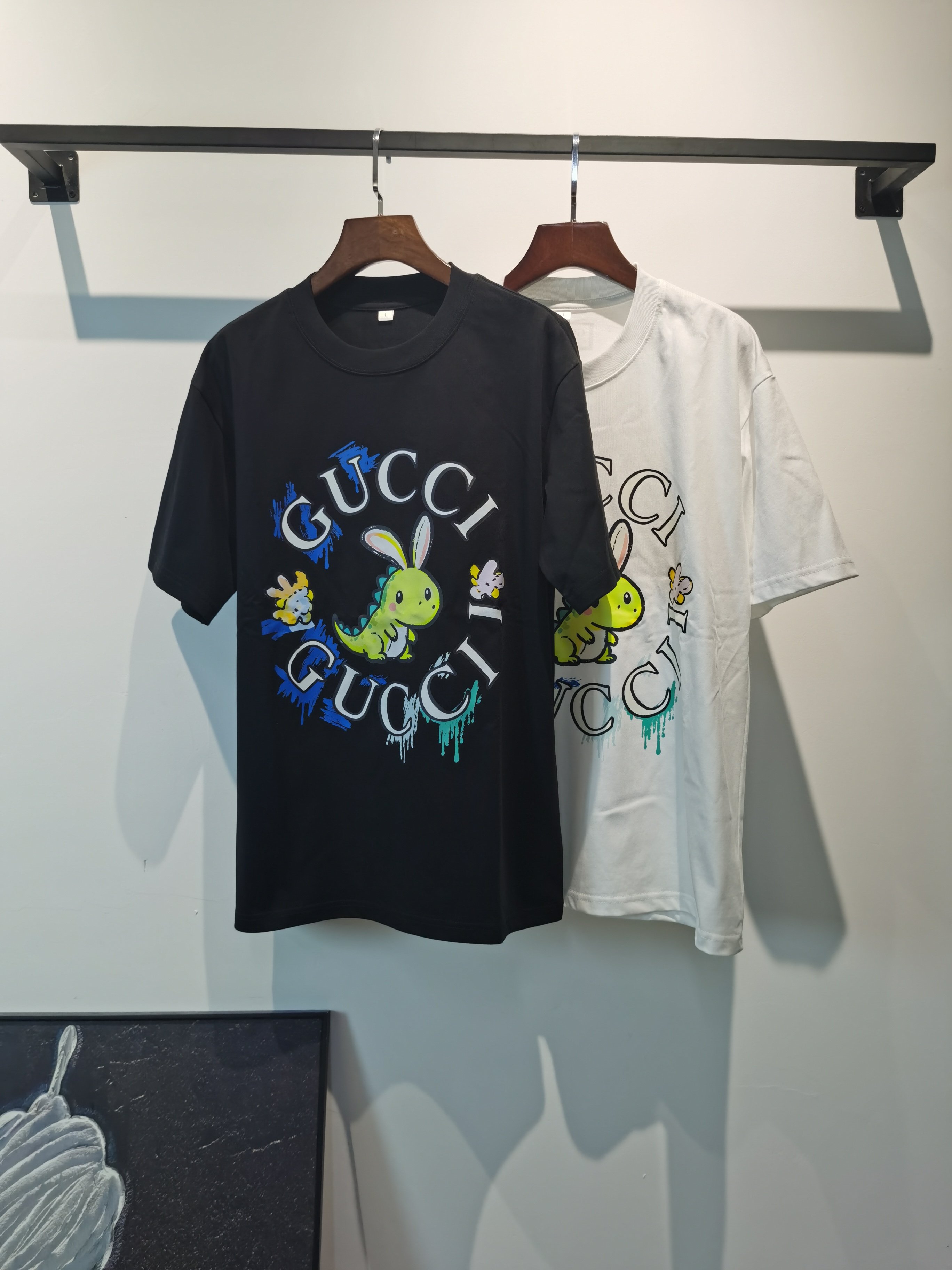 NO:838455,Gucci 2026 spring and summer new style debut counter latest short-sleeved round neck T-shirt high-end custom design avant-garde fashion!  The brand logo emphasizes craftsmanship and is designed with high-end custom fabrics. Soft to the touch. Comfortable to wear. Exquisite stitching at the counter level. Fine workmanship. The upper body effect is incomparably handsome!  A must-have item for a stylish man!  Color Black White Size M-4XL,,gucci,gucci,T-shirt,tees,t-shirt,19860909Gucci 古驰 2026春夏新款首发专柜最新款短袖圆领T恤 高端订制 设计前卫时尚！品牌logo重工艺设计 高端定制面料.手感柔软.穿着舒适.专柜级别精致车线.做工精细.上身效果无敌帅气！型男必备单品！ 颜色黑色 白色 码数M-4XL,,gucci,gucci,T-shirt,tees，t-shirt,,Men's clothing