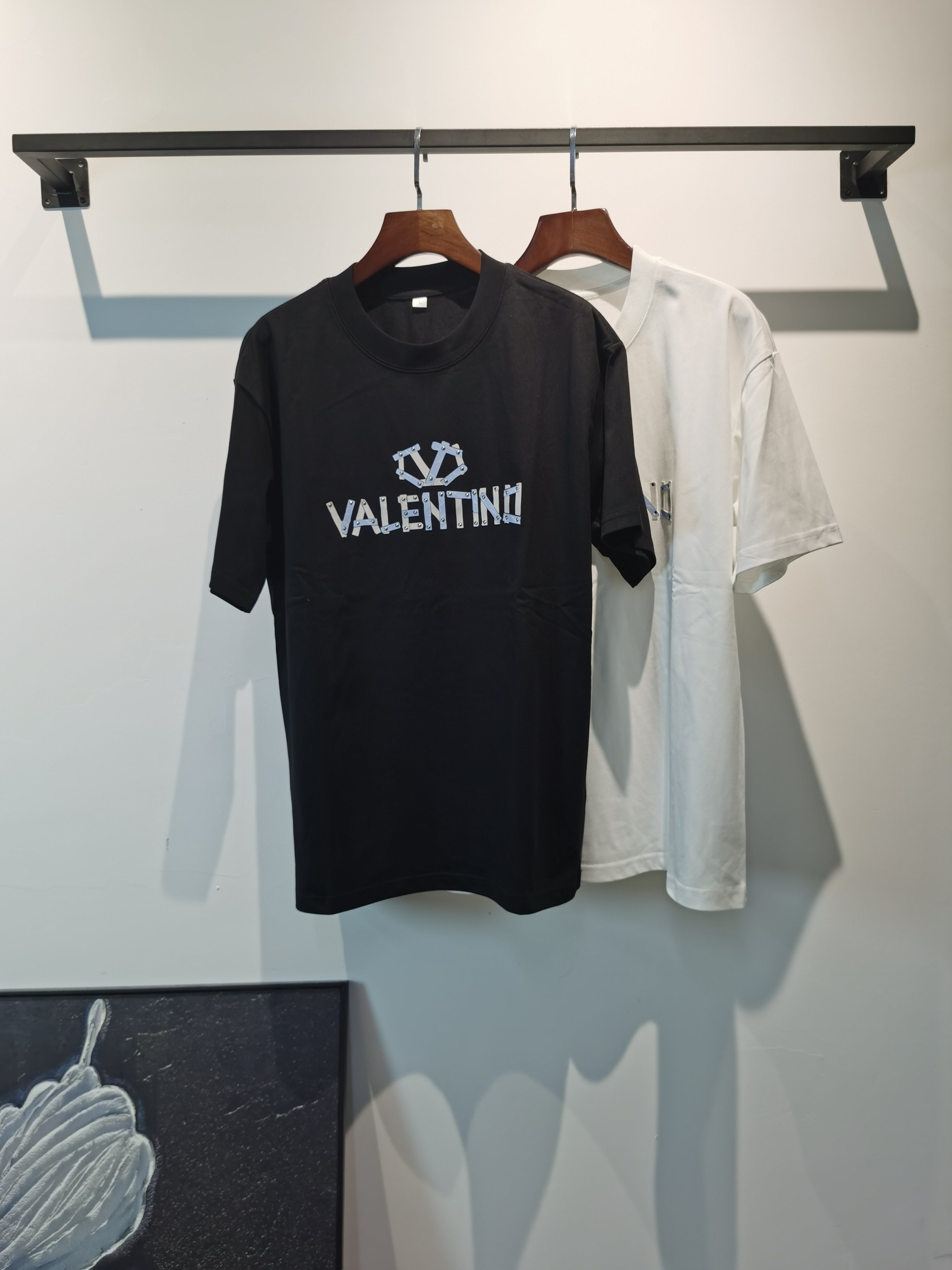 NO:847646,VALENTINO 2026 spring and summer new style debut counter latest short-sleeved round neck T-shirt high-end custom design avant-garde fashion!  The brand logo emphasizes craftsmanship and is designed with high-end custom fabrics. Soft to the touch. Comfortable to wear. Exquisite stitching at the counter level. Fine workmanship. The upper body effect is incomparably handsome!  A must-have item for a stylish man!  Color Black White Size M-4XL,,valentino,valentino,T-shirt,tees,t-shirt,19860909VALENTINO 华伦天奴 2026春夏新款首发专柜最新款短袖圆领T恤 高端订制 设计前卫时尚！品牌logo重工艺设计 高端定制面料.手感柔软.穿着舒适.专柜级别精致车线.做工精细.上身效果无敌帅气！型男必备单品！ 颜色黑色 白色 码数M-4XL,,valentino,valentino,T-shirt,tees，t-shirt,,Men's clothing
