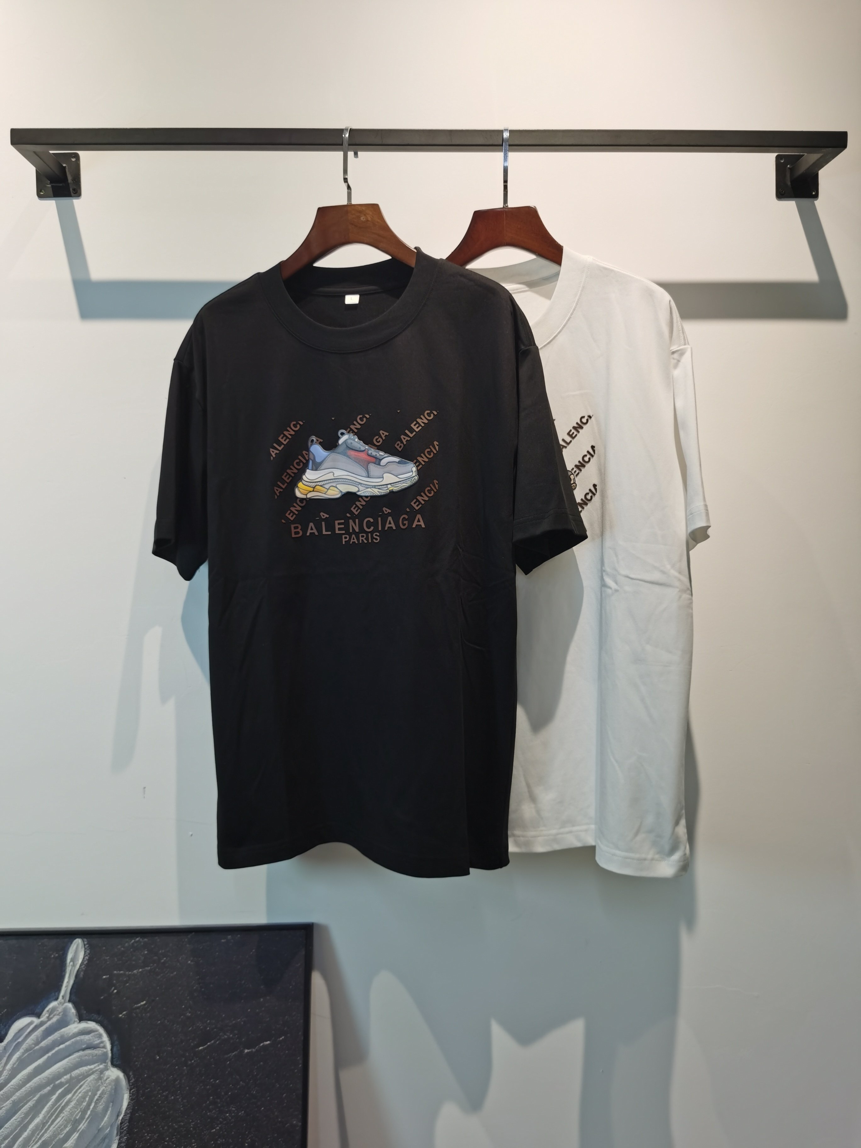 NO:847648,BALENCIAGA 2026 spring and summer new style debut counter latest short-sleeved round neck T-shirt, high-end custom design, avant-garde and fashionable!  The brand logo emphasizes craftsmanship and is designed with high-end custom fabrics. Soft to the touch. Comfortable to wear. Exquisite stitching at the counter level. Fine workmanship. The upper body effect is incomparably handsome!  A must-have item for a stylish man!  Color Black White Size M-4XL,,balenciaga,balenciaga,T-shirt,tees,t-shirt,19860909BALENCIAGA 巴黎世家 2026春夏新款首发专柜最新款短袖圆领T恤 高端订制 设计前卫时尚！品牌logo重工艺设计 高端定制面料.手感柔软.穿着舒适.专柜级别精致车线.做工精细.上身效果无敌帅气！型男必备单品！ 颜色黑色 白色 码数M-4XL,,balenciaga,balenciaga,T-shirt,tees，t-shirt,,Men's clothing