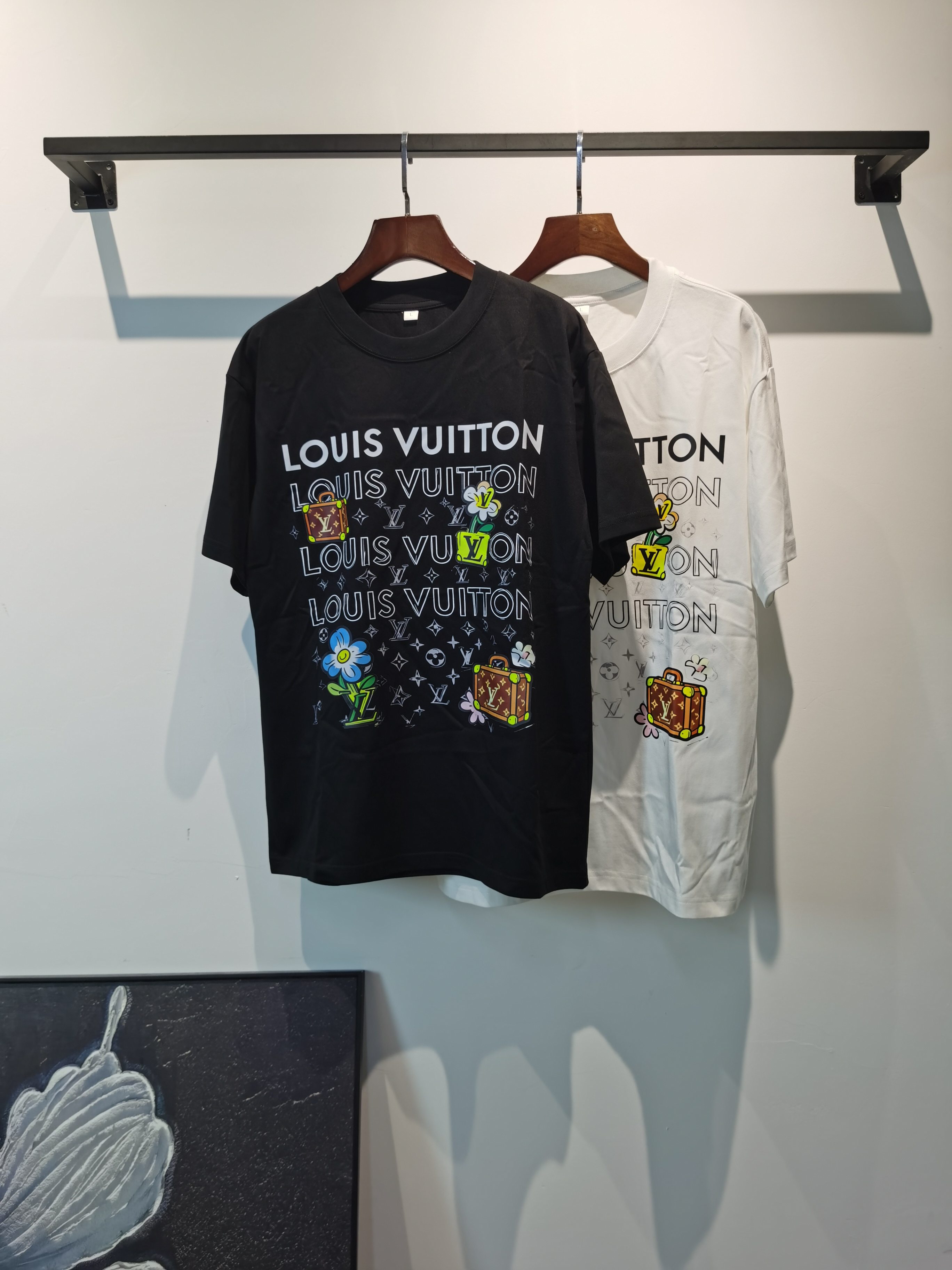 NO:847650,LOUIS VUITTON Louis Vuitton's 2026 spring and summer new style debut counter, the latest short-sleeved round neck T-shirt, high-end custom design, avant-garde and fashionable!  The brand logo emphasizes craftsmanship and is designed with high-end custom fabrics. Soft to the touch. Comfortable to wear. Exquisite stitching at the counter level. Fine workmanship. The upper body effect is incomparably handsome!  A must-have item for a stylish man!  Color Black White Size M-4XL,,louis vuitton,louis vuitton,T-shirt,tees,t-shirt,19860909LOUIS VUITTON路易威登 2026春夏新款首发专柜最新款短袖圆领T恤 高端订制 设计前卫时尚！品牌logo重工艺设计 高端定制面料.手感柔软.穿着舒适.专柜级别精致车线.做工精细.上身效果无敌帅气！型男必备单品！ 颜色黑色 白色 码数M-4XL,,louis vuitton,louis vuitton,T-shirt,tees，t-shirt,,Men's clothing