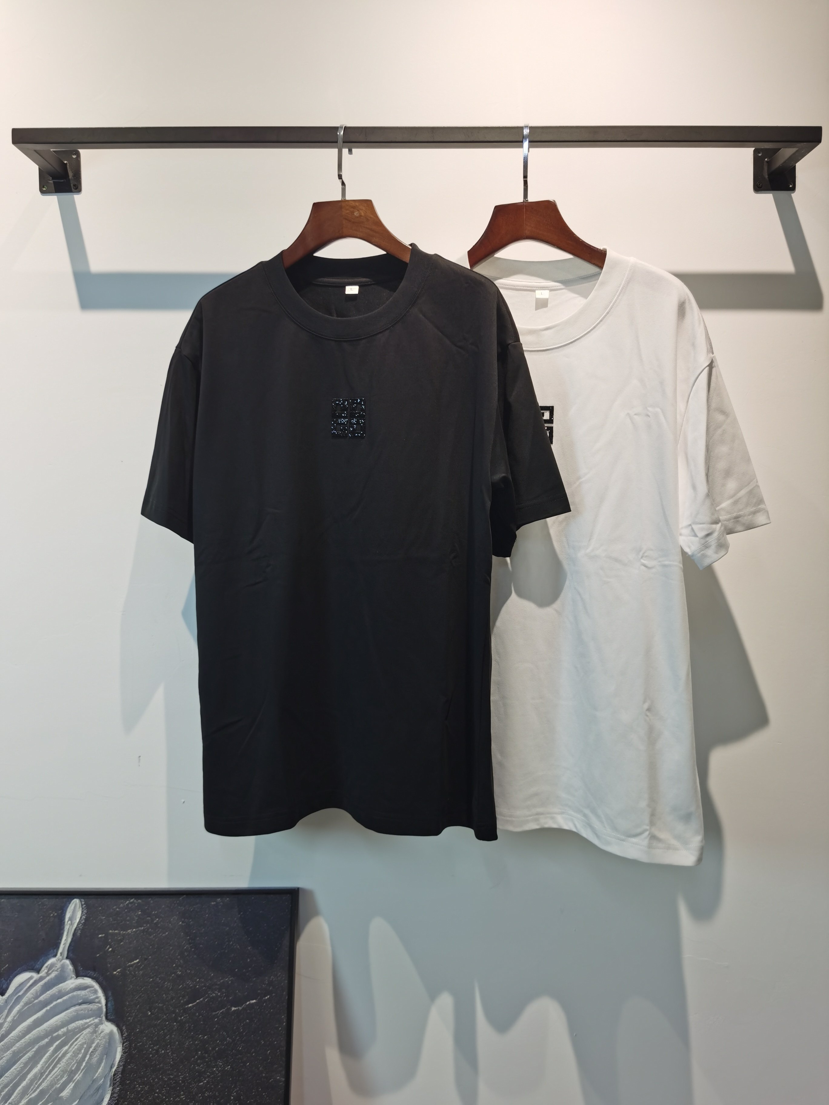 NO:847652,GIVENCHY 2026 spring and summer new style debut counter, the latest short-sleeved round neck T-shirt, high-end customization, avant-garde and fashionable design!  The brand logo emphasizes craftsmanship and is designed with high-end custom fabrics. Soft to the touch. Comfortable to wear. Exquisite stitching at the counter level. Fine workmanship. The upper body effect is incomparably handsome!  A must-have item for a stylish man!  Color Black White Size M-4XL,,givenchy,givenchy,T-shirt,tees,t-shirt,19860909GIVENCHY 纪梵希 2026春夏新款首发专柜最新款短袖圆领T恤 高端订制 设计前卫时尚！品牌logo重工艺设计 高端定制面料.手感柔软.穿着舒适.专柜级别精致车线.做工精细.上身效果无敌帅气！型男必备单品！ 颜色黑色 白色 码数M-4XL,,givenchy,givenchy,T-shirt,tees，t-shirt,,Men's clothing