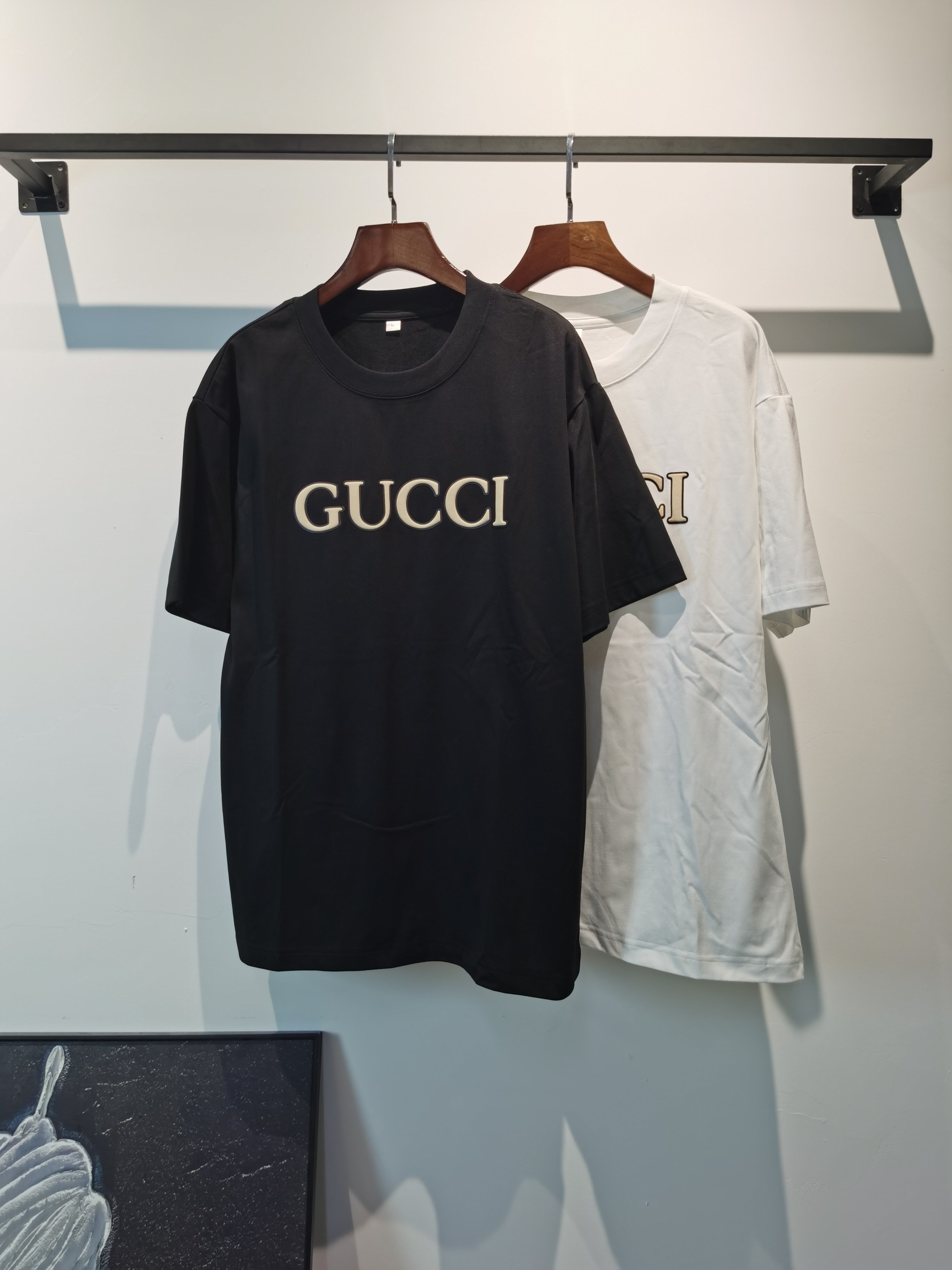 NO:847654,GUCCI Gucci 2026 spring and summer new style debut counter latest short-sleeved round neck T-shirt high-end custom design avant-garde fashion!  The brand logo emphasizes craftsmanship and is designed with high-end custom fabrics. Soft to the touch. Comfortable to wear. Exquisite stitching at the counter level. Fine workmanship. The upper body effect is incomparably handsome!  A must-have item for a stylish man!  Color Black White Size M-4XL,,gucci,gucci,T-shirt,tees,t-shirt,19860909GUCCI古驰2026春夏新款首发专柜最新款短袖圆领T恤 高端订制 设计前卫时尚！品牌logo重工艺设计 高端定制面料.手感柔软.穿着舒适.专柜级别精致车线.做工精细.上身效果无敌帅气！型男必备单品！ 颜色黑色 白色 码数M-4XL,,gucci,gucci,T-shirt,tees，t-shirt,,Men's clothing