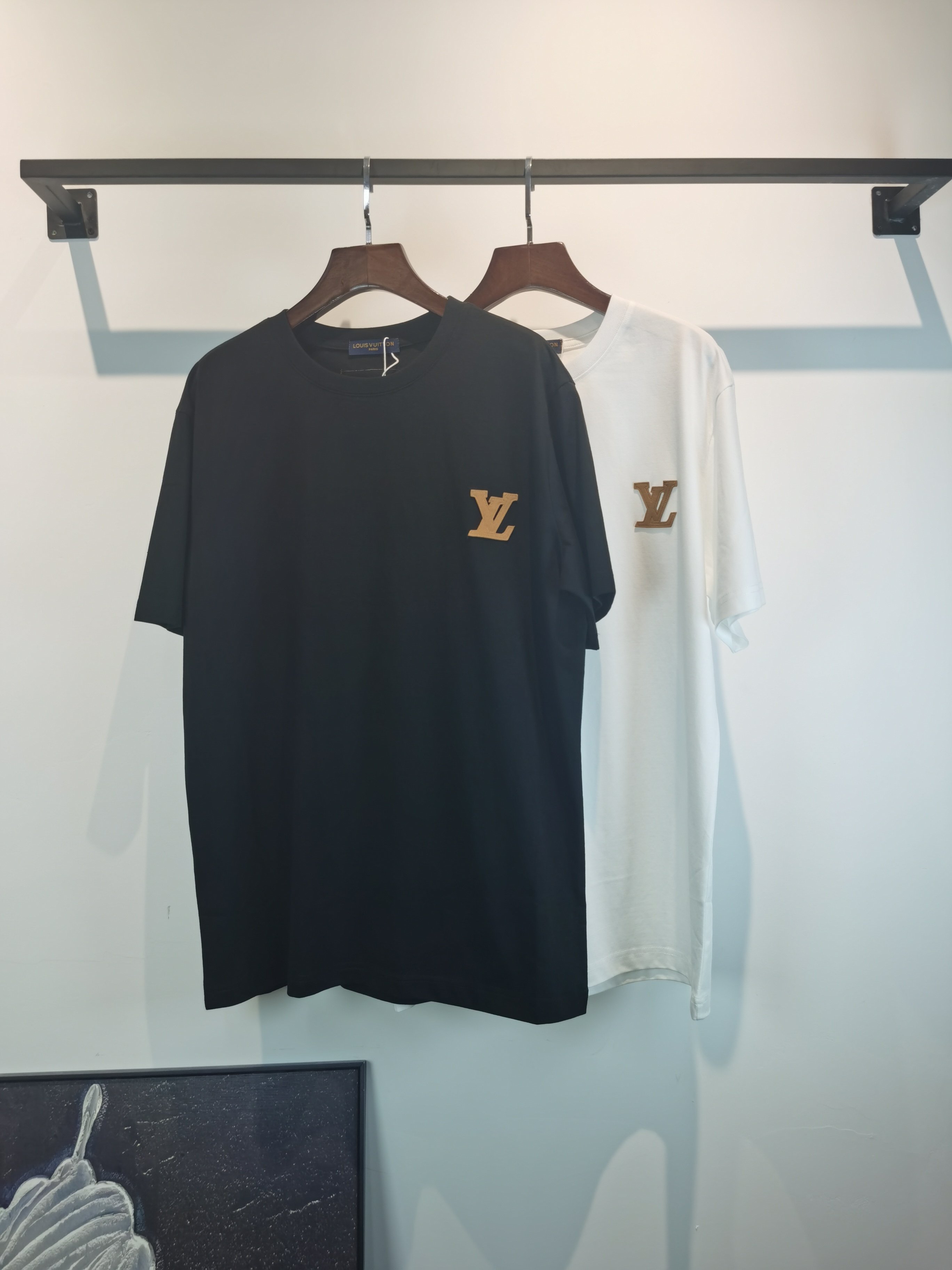 NO:847665,Louis Vuitton LV 2026 new embroidered short-sleeved T-shirt is available for pre-sale!  On sale on overseas official website!  Made of pure cotton double yarn fabric, it feels soft and delicate, the color and gloss are super positive, and the upper body is comfortable and breathable!  Customized threads on the neckline, precision double-needle patchwork, through-shoulder zipper chain bottom, durable and non-deformable, with first-class texture!  This classic round-neck T-shirt is decorated with a highly recognizable logo print on the chest. The three-dimensional and fine detail processing injects a casual charm into the whole, casual and natural, and highly recognizable!  Produced by a large factory, with fine workmanship and complete three standards!  Classic round neck basic model, the version is quite wide and full!  The upper body is fashionable, relaxed and stylish, and the atmosphere is instantly filled!  Same style for men and women!  Size S-2XL Color black white,,louis vuitton,louis vuitton,T-shirt,tees,t-shirt,19860909路易威登LV 2026新款刺绣短袖T恤预售出货！ 海外官网在售！ 采用纯棉双纱面料,手感柔软细腻,颜色光泽度都超正,上身舒适透气！领口定织螺纹,精密双针拼缝,通肩拉锁链底耐穿不变形,质感一流！ 这款经典的圆领 T 恤胸前饰有高辨识度的logo印花,立体精细的细节处理,为整体注入一分闲适韵味,休闲自然,超高辨识度！ 大厂出品,做工精细,三标齐全！ 经典圆领基础款,版型挺阔饱满！ 上身时髦 轻松有格调 氛围感一下子拉满！ 男女同款！ 码数S-2XL 颜色黑色 白色,,louis vuitton,louis vuitton,T-shirt,tees，t-shirt,,Men's clothing