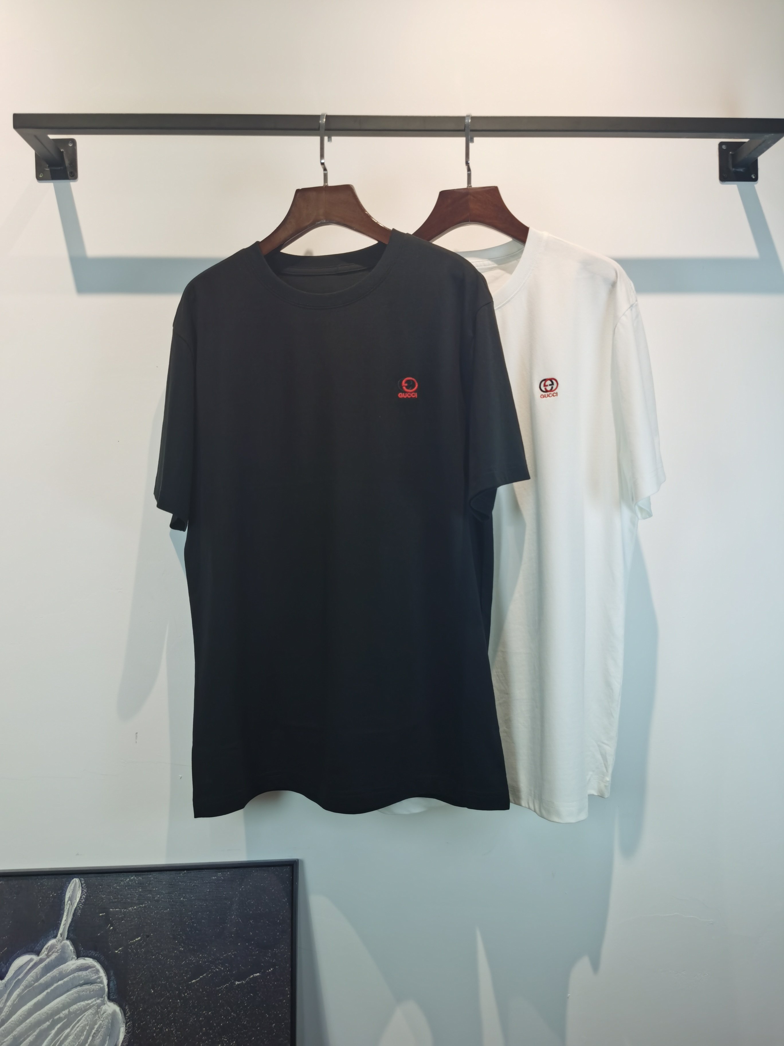 NO:845686,GUCCI Gucci 2026 new embroidered short-sleeved T-shirt is available for pre-sale!  On sale on overseas official website!  Made of pure cotton double yarn fabric, it feels soft and delicate, the color and gloss are super positive, and the upper body is comfortable and breathable!  Customized threads on the neckline, precision double-needle patchwork, through-shoulder zipper chain bottom, durable and non-deformable, with first-class texture!  This classic round-neck T-shirt is decorated with a highly recognizable logo print on the chest. The three-dimensional and fine detail processing injects a casual charm into the whole, casual and natural, and highly recognizable!  Produced by a large factory, with fine workmanship and complete three standards!  Classic round neck basic model, the version is quite wide and full!  The upper body is fashionable, relaxed and stylish, and the atmosphere is instantly filled!  Same style for men and women!  Size S-2XL Color Black White,,gucci,gucci,T-shirt,tees,t-shirt,19860909GUCCI 古驰  2026新款刺绣短袖T恤预售出货！ 海外官网在售！ 采用纯棉双纱面料,手感柔软细腻,颜色光泽度都超正,上身舒适透气！领口定织螺纹,精密双针拼缝,通肩拉锁链底耐穿不变形,质感一流！ 这款经典的圆领 T 恤胸前饰有高辨识度的logo印花,立体精细的细节处理,为整体注入一分闲适韵味,休闲自然,超高辨识度！ 大厂出品,做工精细,三标齐全！ 经典圆领基础款,版型挺阔饱满！ 上身时髦 轻松有格调 氛围感一下子拉满！ 男女同款！ 码数S-2XL 颜色黑色 白色,,gucci,gucci,T-shirt,tees，t-shirt,,Men's clothing