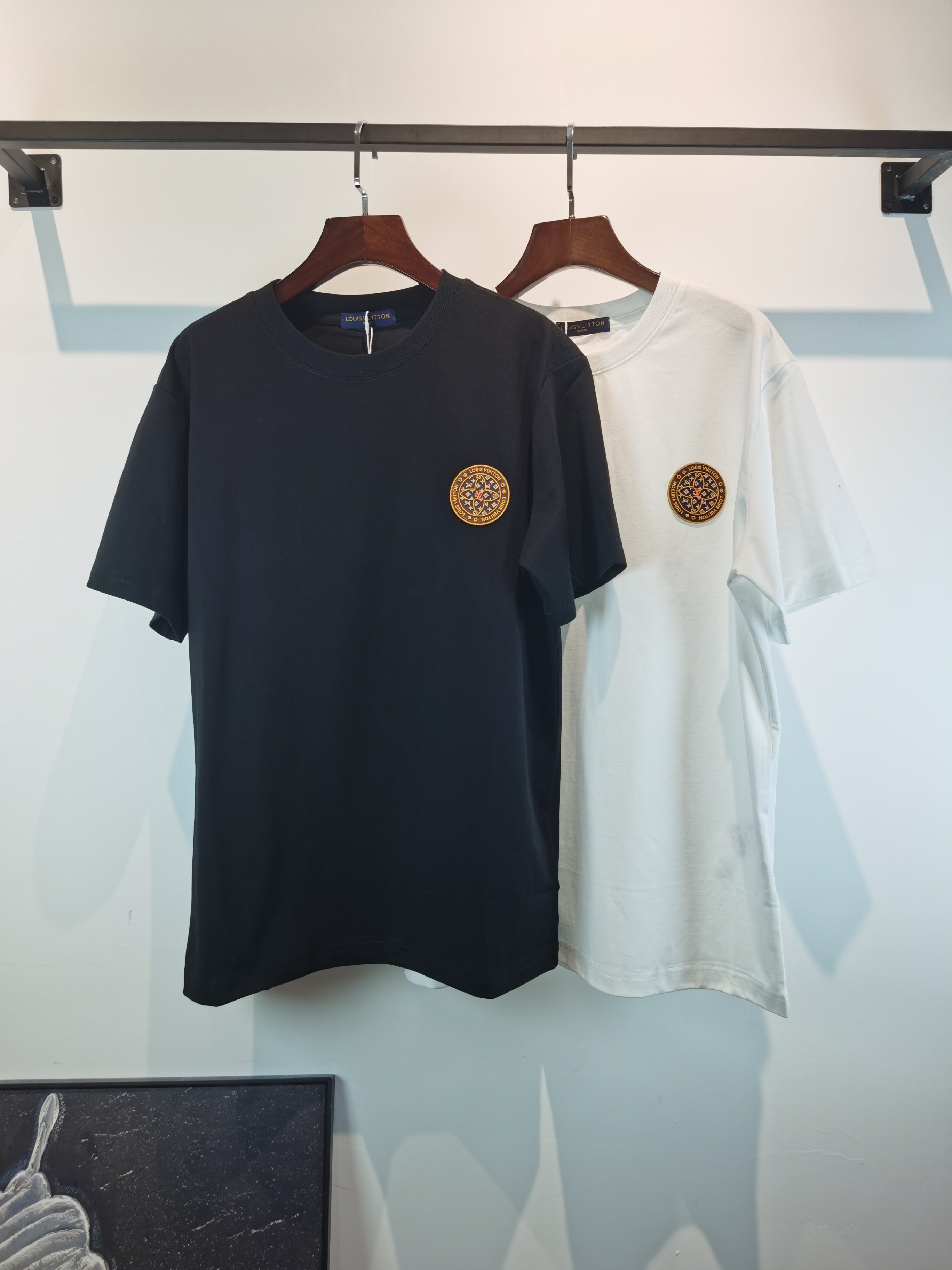 NO:845704,Louis Vuitton LV 2026 new embroidered short-sleeved T-shirt is available for pre-sale!  On sale on overseas official website!  Made of pure cotton double yarn fabric, it feels soft and delicate, the color and gloss are super positive, and the upper body is comfortable and breathable!  Customized threads on the neckline, precision double-needle patchwork, through-shoulder zipper chain bottom, durable and non-deformable, with first-class texture!  This classic round-neck T-shirt is decorated with a highly recognizable logo print on the chest. The three-dimensional and fine detail processing injects a casual charm into the whole, casual and natural, and highly recognizable!  Produced by a large factory, with fine workmanship and complete three standards!  Classic round neck basic model, the version is quite wide and full!  The upper body is fashionable, relaxed and stylish, and the atmosphere is instantly filled!  Same style for men and women!  Size S-2XL Color black white,,louis vuitton,louis vuitton,T-shirt,tees,t-shirt,19860909路易威登LV 2026新款刺绣短袖T恤预售出货！ 海外官网在售！ 采用纯棉双纱面料,手感柔软细腻,颜色光泽度都超正,上身舒适透气！领口定织螺纹,精密双针拼缝,通肩拉锁链底耐穿不变形,质感一流！ 这款经典的圆领 T 恤胸前饰有高辨识度的logo印花,立体精细的细节处理,为整体注入一分闲适韵味,休闲自然,超高辨识度！ 大厂出品,做工精细,三标齐全！ 经典圆领基础款,版型挺阔饱满！ 上身时髦 轻松有格调 氛围感一下子拉满！ 男女同款！ 码数S-2XL 颜色黑色 白色,,louis vuitton,louis vuitton,T-shirt,tees，t-shirt,,Men's clothing