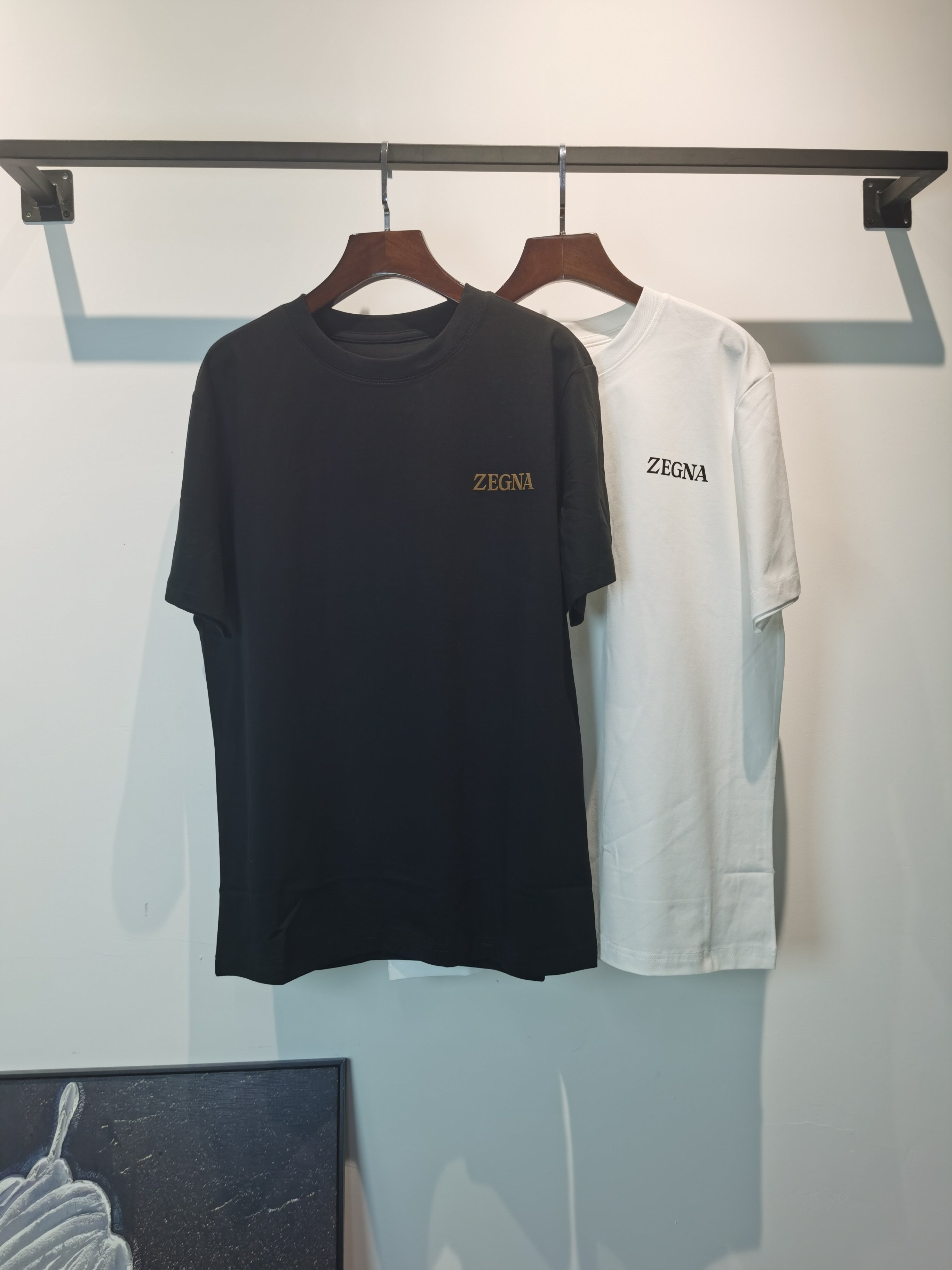 NO:845709,ZEGNA 2026 new short-sleeved T-shirt is available for pre-sale!  On sale on overseas official website!  Made of pure cotton double yarn fabric, it feels soft and delicate, the color and gloss are super positive, and the upper body is comfortable and breathable!  Customized threads on the neckline, precision double-needle patchwork, through-shoulder zipper chain bottom, durable and non-deformable, with first-class texture!  This classic round-neck T-shirt is decorated with a highly recognizable logo print on the chest. The three-dimensional and fine detail processing injects a casual charm into the whole, casual and natural, and highly recognizable!  Produced by a large factory, with fine workmanship and complete three standards!  Classic round neck basic model, the version is quite wide and full!  The upper body is fashionable, relaxed and stylish, and the atmosphere is instantly filled!  Same style for men and women!  Size S-2XL Color black white,,zegna,T-shirt,tees,t-shirt,19860909ZEGNA 杰尼亚 2026新款短袖T恤预售出货！ 海外官网在售！ 采用纯棉双纱面料,手感柔软细腻,颜色光泽度都超正,上身舒适透气！领口定织螺纹,精密双针拼缝,通肩拉锁链底耐穿不变形,质感一流！ 这款经典的圆领 T 恤胸前饰有高辨识度的logo印花,立体精细的细节处理,为整体注入一分闲适韵味,休闲自然,超高辨识度！ 大厂出品,做工精细,三标齐全！ 经典圆领基础款,版型挺阔饱满！ 上身时髦 轻松有格调 氛围感一下子拉满！ 男女同款！ 码数S-2XL 颜色黑色 白色,,zegna,T-shirt,tees，t-shirt,,Men's clothing