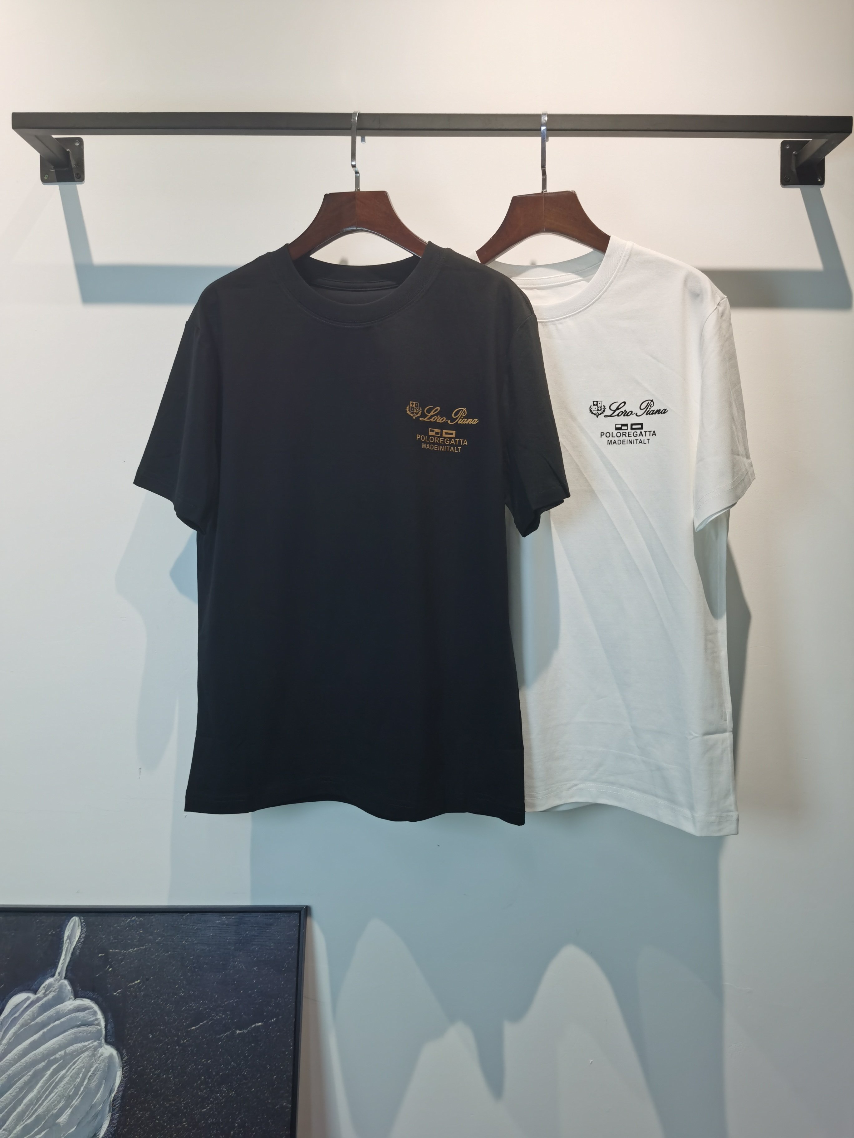 NO:845676,LP old money style 2026 new short-sleeved T-shirt is available for pre-sale!  On sale on overseas official website!  Made of pure cotton double yarn fabric, it feels soft and delicate, the color and gloss are super positive, and the upper body is comfortable and breathable!  Customized threads on the neckline, precision double-needle patchwork, through-shoulder zipper chain bottom, durable and non-deformable, with first-class texture!  This classic round-neck T-shirt is decorated with a highly recognizable logo print on the chest. The three-dimensional and fine detail processing injects a casual charm into the whole, casual and natural, and highly recognizable!  Produced by a large factory, with fine workmanship and complete three standards!  Classic round neck basic model, the version is quite wide and full!  The upper body is fashionable, relaxed and stylish, and the atmosphere is instantly filled!  Same style for men and women!  Size S-2XL Color black white, loro piana, T-shirt, tees, t-shirt,19860909LP老钱风 2026新款短袖T恤预售出货！ 海外官网在售！ 采用纯棉双纱面料,手感柔软细腻,颜色光泽度都超正,上身舒适透气！领口定织螺纹,精密双针拼缝,通肩拉锁链底耐穿不变形,质感一流！ 这款经典的圆领 T 恤胸前饰有高辨识度的logo印花,立体精细的细节处理,为整体注入一分闲适韵味,休闲自然,超高辨识度！ 大厂出品,做工精细,三标齐全！ 经典圆领基础款,版型挺阔饱满！ 上身时髦 轻松有格调 氛围感一下子拉满！ 男女同款！ 码数S-2XL 颜色黑色 白色,,loro piana,T-shirt,tees，t-shirt,,Men's clothing