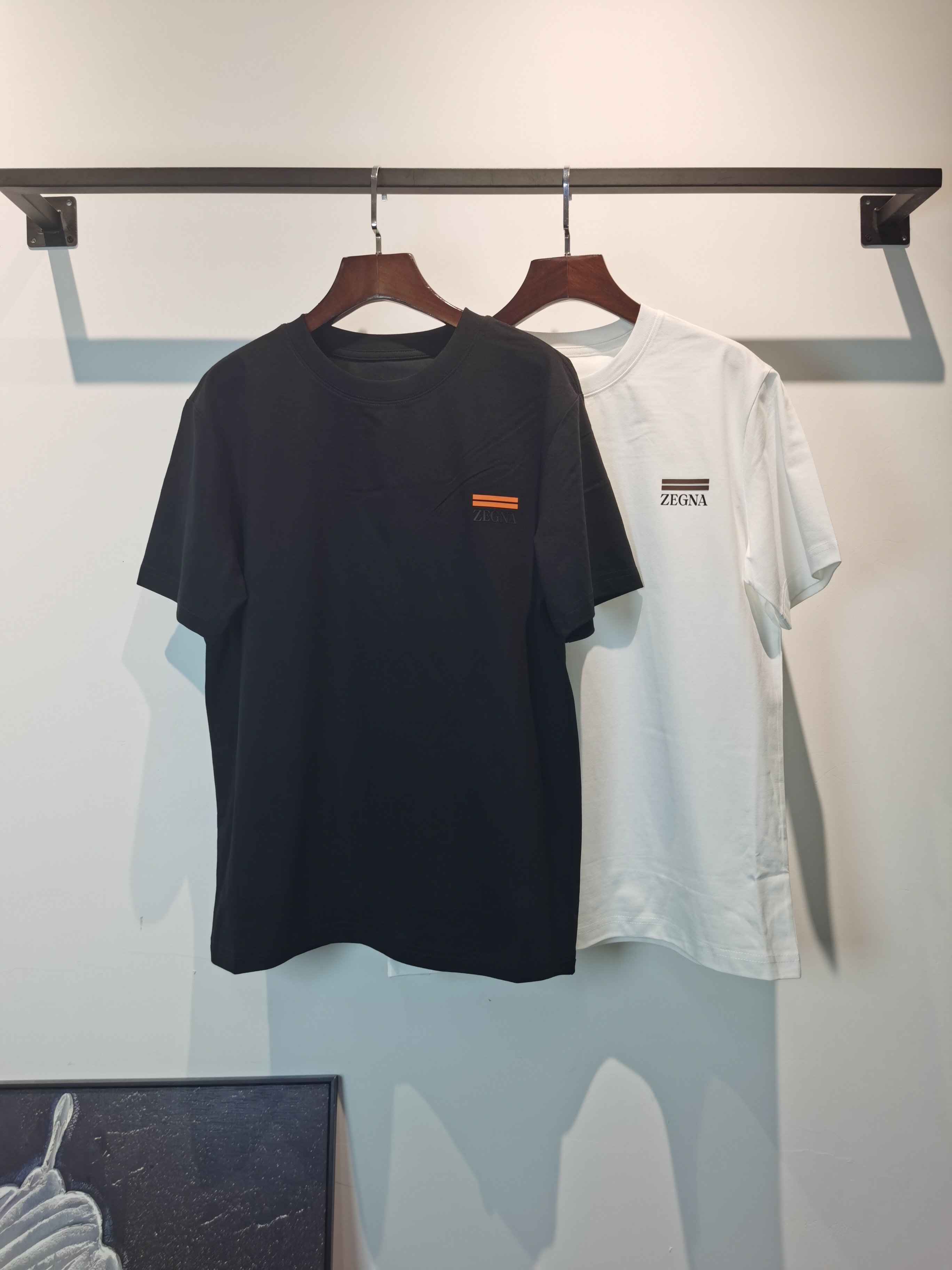 NO:845690,ZEGNA 2026 new short-sleeved T-shirt is available for pre-sale!  On sale on overseas official website!  Made of pure cotton double yarn fabric, it feels soft and delicate, the color and gloss are super positive, and the upper body is comfortable and breathable!  Customized threads on the neckline, precision double-needle patchwork, through-shoulder zipper chain bottom, durable and non-deformable, with first-class texture!  This classic round-neck T-shirt is decorated with a highly recognizable logo print on the chest. The three-dimensional and fine detail processing injects a casual charm into the whole, casual and natural, and highly recognizable!  Produced by a large factory, with fine workmanship and complete three standards!  Classic round neck basic model, the version is quite wide and full!  The upper body is fashionable, relaxed and stylish, and the atmosphere is instantly filled!  Same style for men and women!  Size S-2XL Color black white,,zegna,T-shirt,tees,t-shirt,19860909ZEGNA 杰尼亚 2026新款短袖T恤预售出货！ 海外官网在售！ 采用纯棉双纱面料,手感柔软细腻,颜色光泽度都超正,上身舒适透气！领口定织螺纹,精密双针拼缝,通肩拉锁链底耐穿不变形,质感一流！ 这款经典的圆领 T 恤胸前饰有高辨识度的logo印花,立体精细的细节处理,为整体注入一分闲适韵味,休闲自然,超高辨识度！ 大厂出品,做工精细,三标齐全！ 经典圆领基础款,版型挺阔饱满！ 上身时髦 轻松有格调 氛围感一下子拉满！ 男女同款！ 码数S-2XL 颜色黑色 白色,,zegna,T-shirt,tees，t-shirt,,Men's clothing