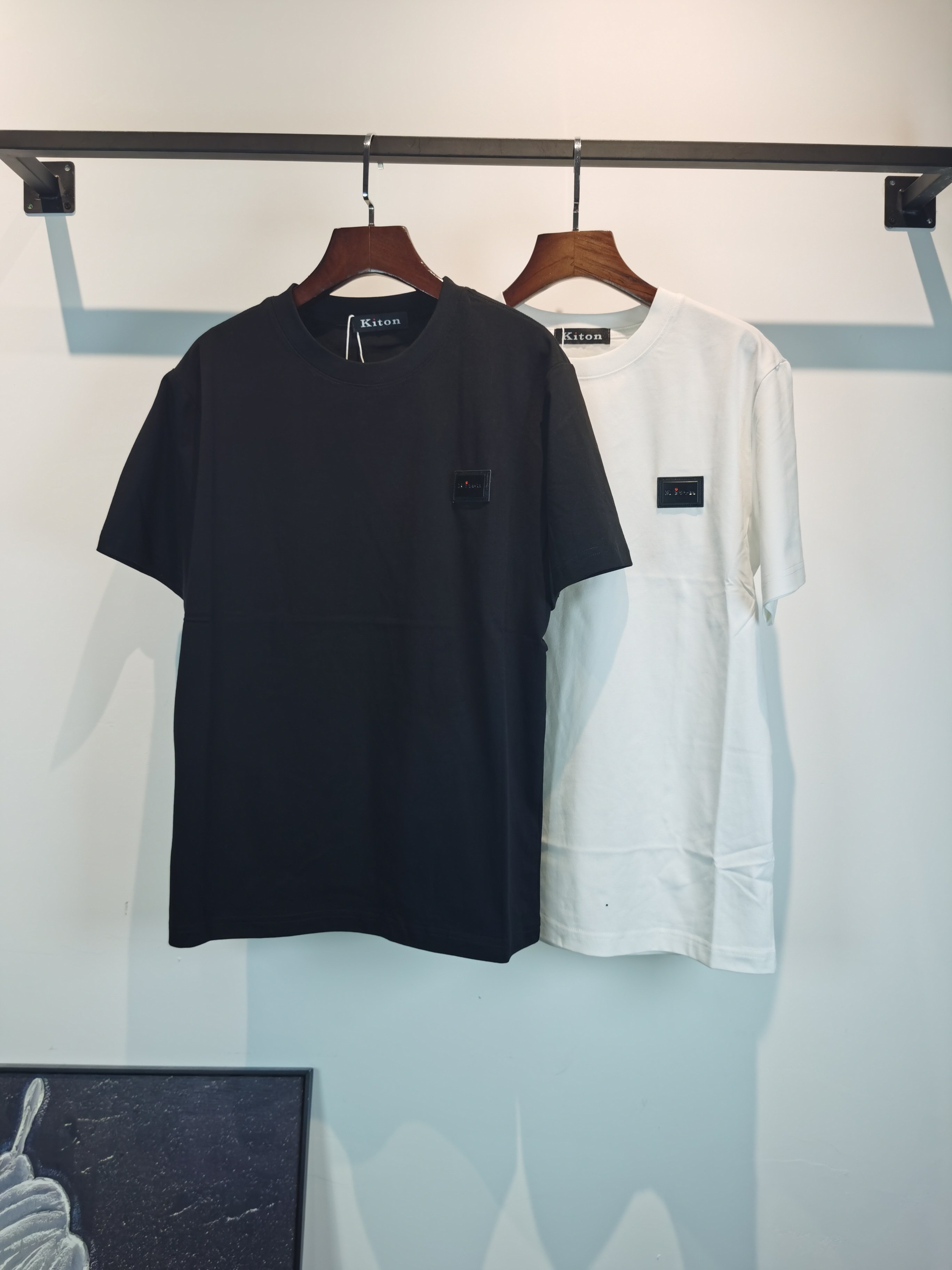 NO:845700,KITON 2026 new short-sleeved T-shirts are available for pre-sale!  On sale on overseas official website!  Made of pure cotton double yarn fabric, it feels soft and delicate, the color and gloss are super positive, and the upper body is comfortable and breathable!  Customized threads on the neckline, precision double-needle patchwork, through-shoulder zipper chain bottom, durable and non-deformable, with first-class texture!  This classic round-neck T-shirt is decorated with a highly recognizable logo print on the chest. The three-dimensional and fine detail processing injects a casual charm into the whole, casual and natural, and highly recognizable!  Produced by a large factory, with fine workmanship and complete three standards!  Classic round neck basic model, the version is quite wide and full!  The upper body is fashionable, relaxed and stylish, and the atmosphere is instantly filled!  Same style for men and women!  Size S-2XL Color black white, T-shirt, tees, t-shirt,19860909KITON  2026新款短袖T恤预售出货！ 海外官网在售！ 采用纯棉双纱面料,手感柔软细腻,颜色光泽度都超正,上身舒适透气！领口定织螺纹,精密双针拼缝,通肩拉锁链底耐穿不变形,质感一流！ 这款经典的圆领 T 恤胸前饰有高辨识度的logo印花,立体精细的细节处理,为整体注入一分闲适韵味,休闲自然,超高辨识度！ 大厂出品,做工精细,三标齐全！ 经典圆领基础款,版型挺阔饱满！ 上身时髦 轻松有格调 氛围感一下子拉满！ 男女同款！ 码数S-2XL 颜色黑色 白色,,T-shirt,tees，t-shirt,,Men's clothing