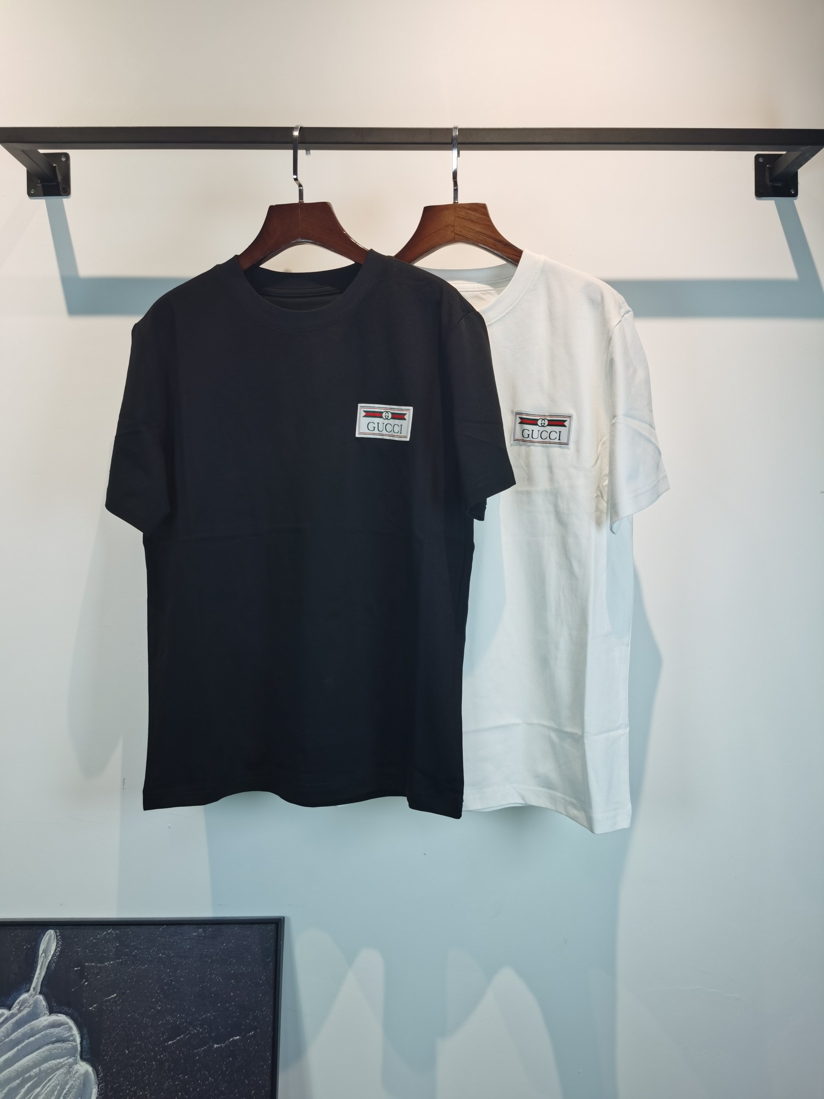 NO:845705,GUCCI Gucci 2026 new short-sleeved T-shirt is available for pre-sale!  On sale on overseas official website!  Made of pure cotton double yarn fabric, it feels soft and delicate, the color and gloss are super positive, and the upper body is comfortable and breathable!  Customized threads on the neckline, precision double-needle patchwork, through-shoulder zipper chain bottom, durable and non-deformable, with first-class texture!  This classic round-neck T-shirt is decorated with a highly recognizable logo print on the chest. The three-dimensional and fine detail processing injects a casual charm into the whole, casual and natural, and highly recognizable!  Produced by a large factory, with fine workmanship and complete three standards!  Classic round neck basic model, the version is quite wide and full!  The upper body is fashionable, relaxed and stylish, and the atmosphere is instantly filled!  Same style for men and women!  Size S-2XL Color Black White,,gucci,gucci,T-shirt,tees,t-shirt,19860909GUCCI 古驰  2026新款短袖T恤预售出货！ 海外官网在售！ 采用纯棉双纱面料,手感柔软细腻,颜色光泽度都超正,上身舒适透气！领口定织螺纹,精密双针拼缝,通肩拉锁链底耐穿不变形,质感一流！ 这款经典的圆领 T 恤胸前饰有高辨识度的logo印花,立体精细的细节处理,为整体注入一分闲适韵味,休闲自然,超高辨识度！ 大厂出品,做工精细,三标齐全！ 经典圆领基础款,版型挺阔饱满！ 上身时髦 轻松有格调 氛围感一下子拉满！ 男女同款！ 码数S-2XL 颜色黑色 白色,,gucci,gucci,T-shirt,tees，t-shirt,,Men's clothing