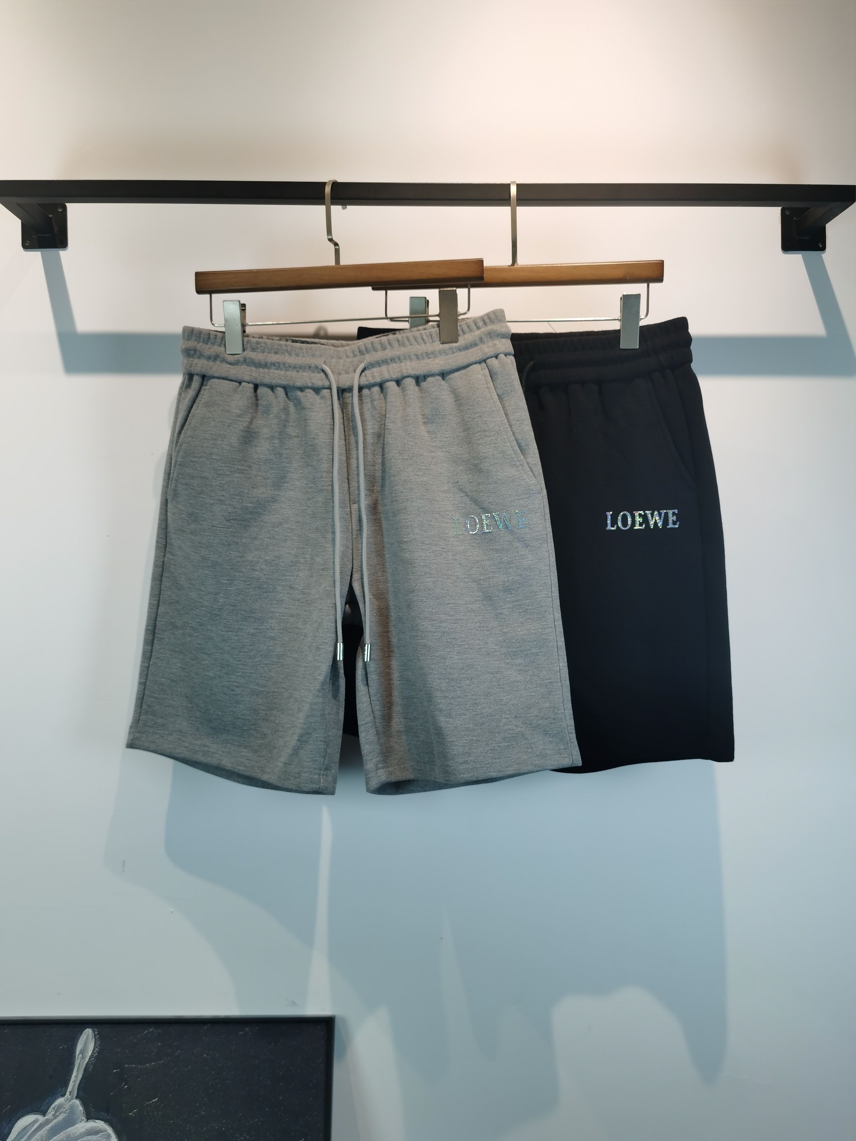 NO:849035,loewe 2026 summer latest shorts brand logo heavy craftsmanship design, high-end customized pure cotton fabric. Soft feel. Comfortable to wear. Counter-level exquisite stitching. Fine workmanship. The upper body effect is incomparably handsome!  A must-have item for a stylish man!  Two colors available, color black and gray, size M-4XL!  ,,loewe,loewe,shorts,19860909loewe 罗意威 2026夏季最新款短裤品牌logo重工艺设计 高端定制纯棉面料.手感柔软.穿着舒适.专柜级别精致车线.做工精细.上身效果无敌帅气！型男必备单品！两色可选 颜色黑色 灰色 码数M-4XL！,,loewe,loewe,shorts,,Men's clothing