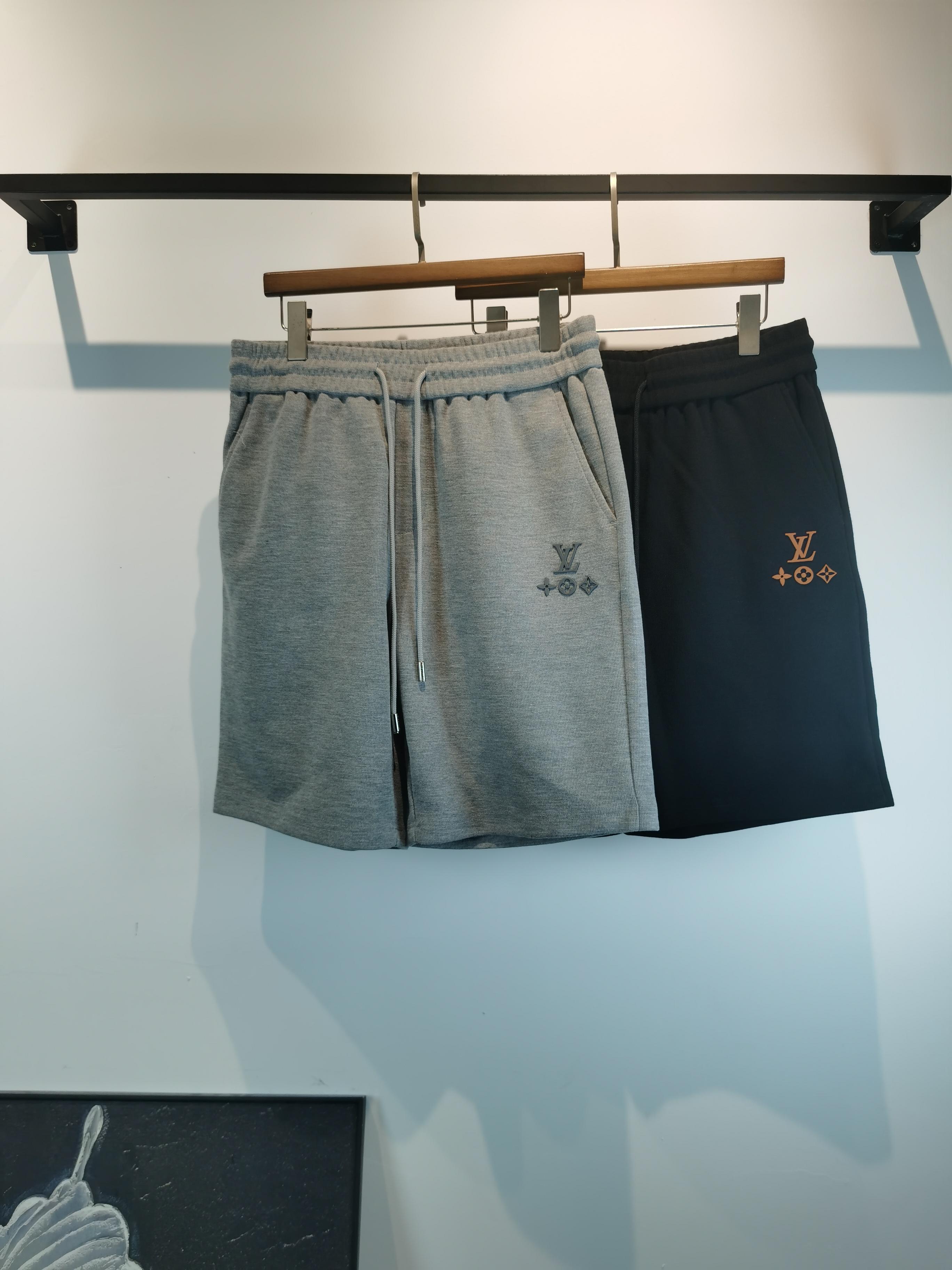NO:849037,Louis Vuitton LOUISVUITTON 2026 summer latest shorts brand logo heavy craftsmanship design, high-end customized pure cotton fabric. Soft feel. Comfortable to wear. Counter-level exquisite stitching. Fine workmanship. The upper body effect is incomparably handsome!  A must-have item for a stylish man!  Two colors available, color black and gray, size M-4XL!  ,,louis vuitton,louis vuitton,shorts,19860909路易威登 LOUISVUITTON 2026夏季最新款短裤品牌logo重工艺设计 高端定制纯棉面料.手感柔软.穿着舒适.专柜级别精致车线.做工精细.上身效果无敌帅气！型男必备单品！两色可选 颜色黑色 灰色 码数M-4XL！,,louis vuitton,louis vuitton,shorts,,Men's clothing