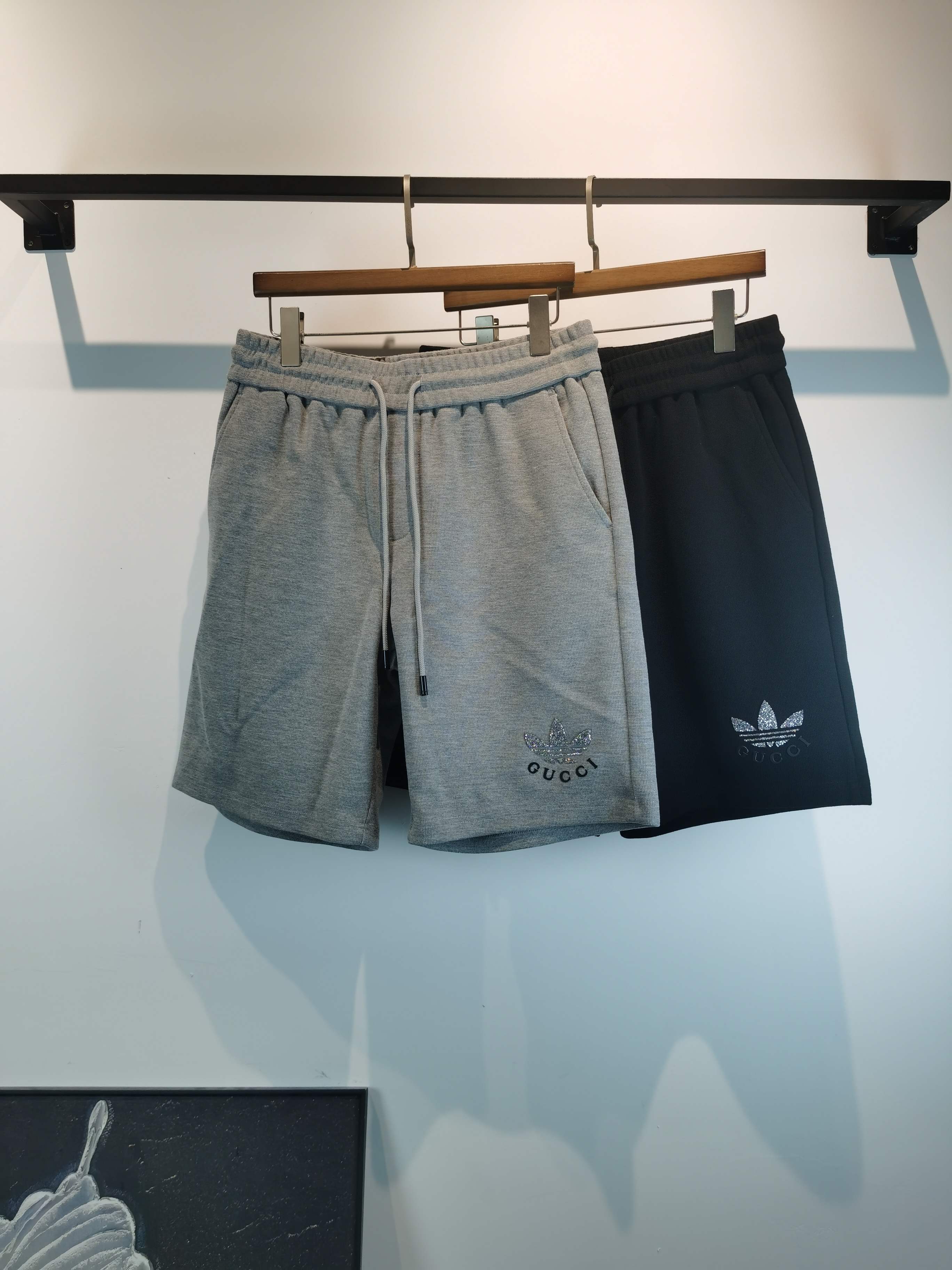 NO:849039,GUCCI 2026 summer latest shorts brand logo heavy craftsmanship design, high-end customized pure cotton fabric. Soft feel. Comfortable to wear. Counter-level exquisite stitching. Fine workmanship. The upper body effect is incomparably handsome!  A must-have item for a stylish man!  Two colors available, color black and gray, size M-4XL!  ,,gucci,gucci,shorts,19860909古驰 GUCCI 2026夏季最新款短裤品牌logo重工艺设计 高端定制纯棉面料.手感柔软.穿着舒适.专柜级别精致车线.做工精细.上身效果无敌帅气！型男必备单品！两色可选 颜色黑色 灰色 码数M-4XL！,,gucci,gucci,shorts,,Men's clothing