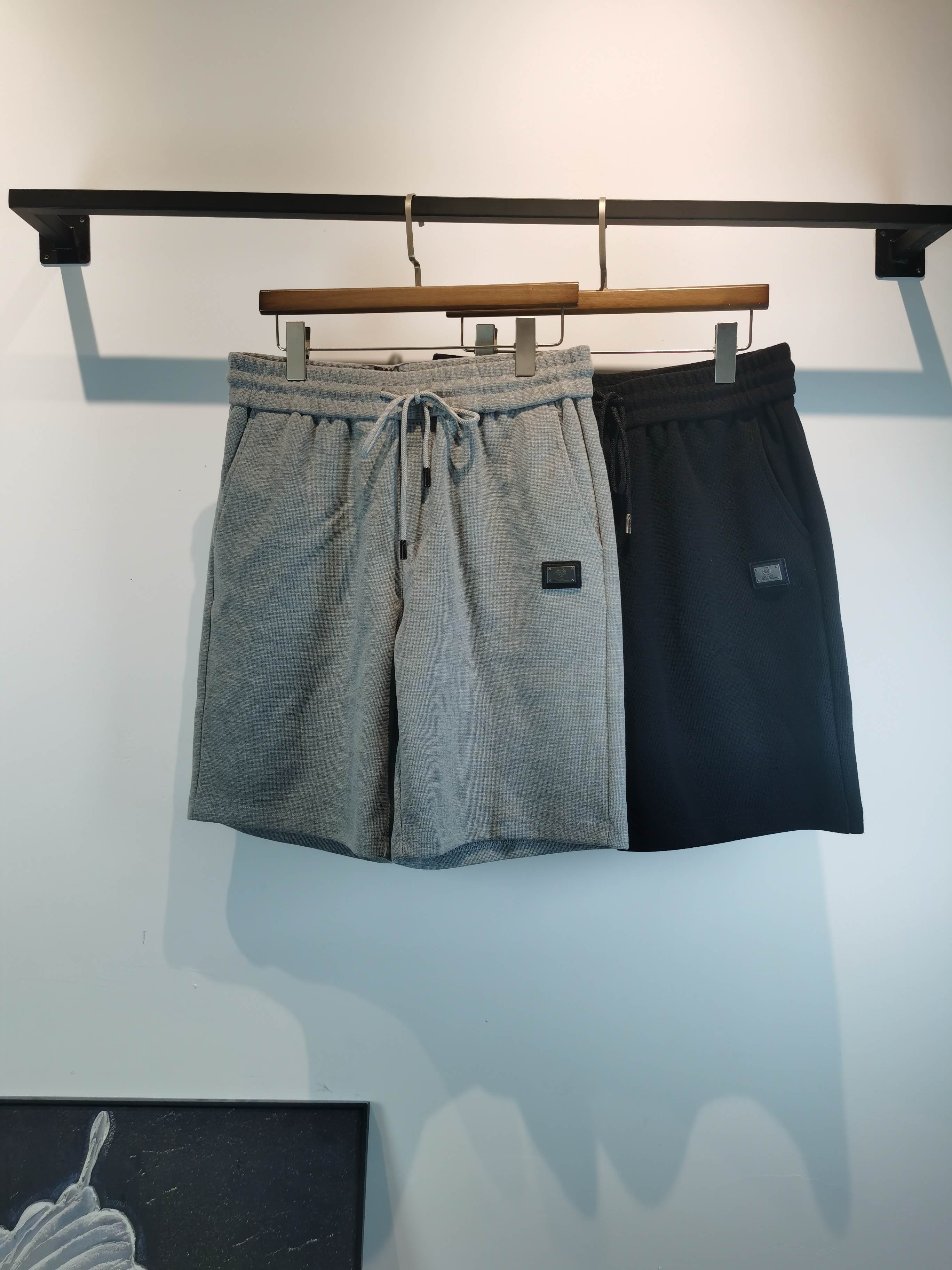 NO:849041,LP old money style 2026 summer latest shorts brand logo heavy craftsmanship design, high-end customized pure cotton fabric. Soft feel. Comfortable to wear. Counter-level exquisite stitching. Fine workmanship. The upper body effect is incomparably handsome!  A must-have item for a stylish man!  Two colors available, color black and gray, size M-4XL!  ,,loro piana,shorts,19860909LP 老钱风 2026夏季最新款短裤品牌logo重工艺设计 高端定制纯棉面料.手感柔软.穿着舒适.专柜级别精致车线.做工精细.上身效果无敌帅气！型男必备单品！两色可选 颜色黑色 灰色 码数M-4XL！,,loro piana,shorts,,Men's clothing