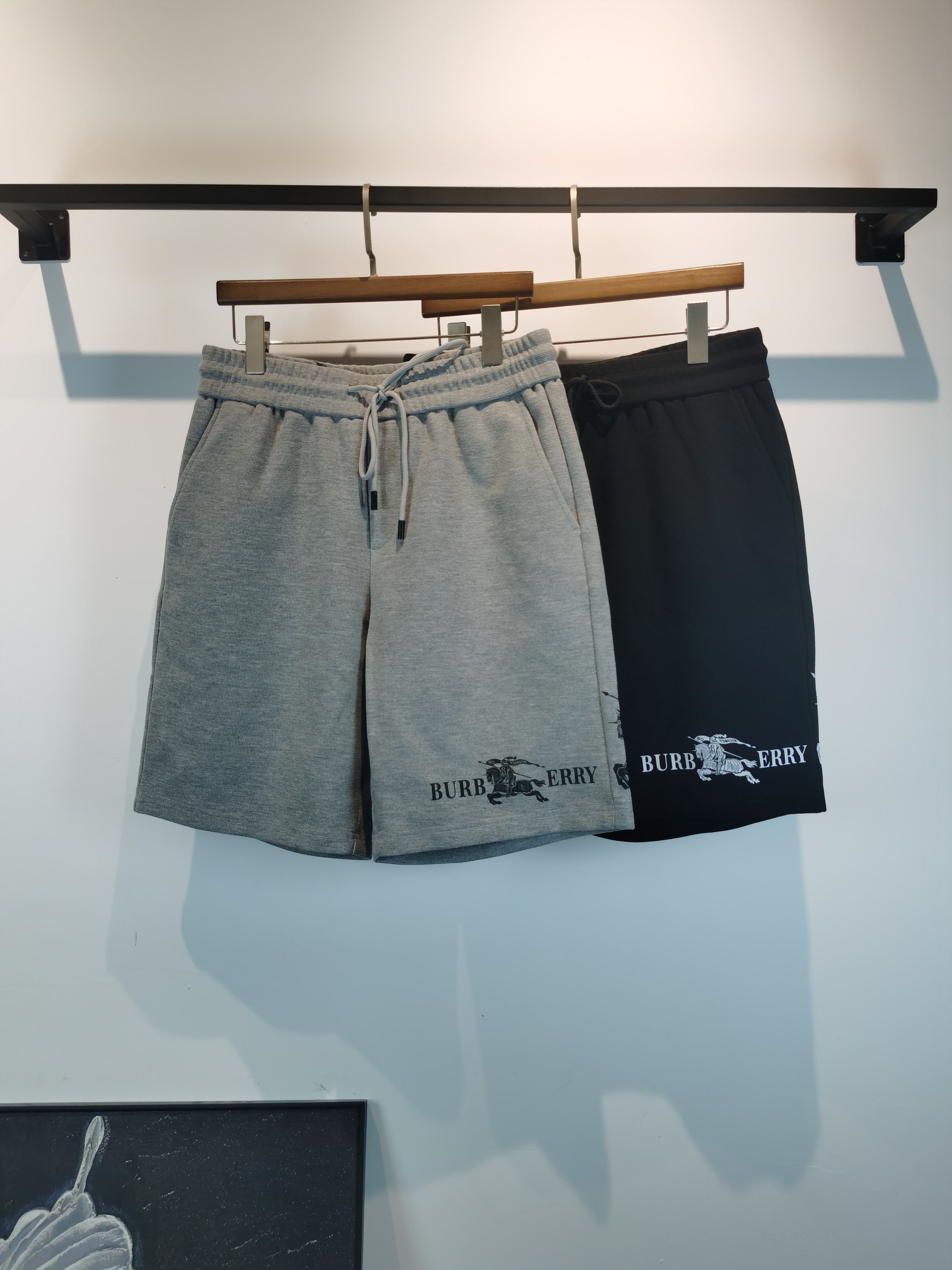 NO:849043,Burberry's latest 2026 summer shorts brand logo is designed with heavy craftsmanship. High-end customized pure cotton fabric. Soft to the touch. Comfortable to wear. Counter-level exquisite stitching. Fine workmanship. The upper body effect is incomparably handsome!  A must-have item for a stylish man!  Two colors available, color black and gray, size M-4XL!  ,,burberry,burberry,shorts,19860909巴宝莉 BURBERRY2026夏季最新款短裤品牌logo重工艺设计 高端定制纯棉面料.手感柔软.穿着舒适.专柜级别精致车线.做工精细.上身效果无敌帅气！型男必备单品！两色可选 颜色黑色 灰色 码数M-4XL！,,burberry,burberry,shorts,,Men's clothing