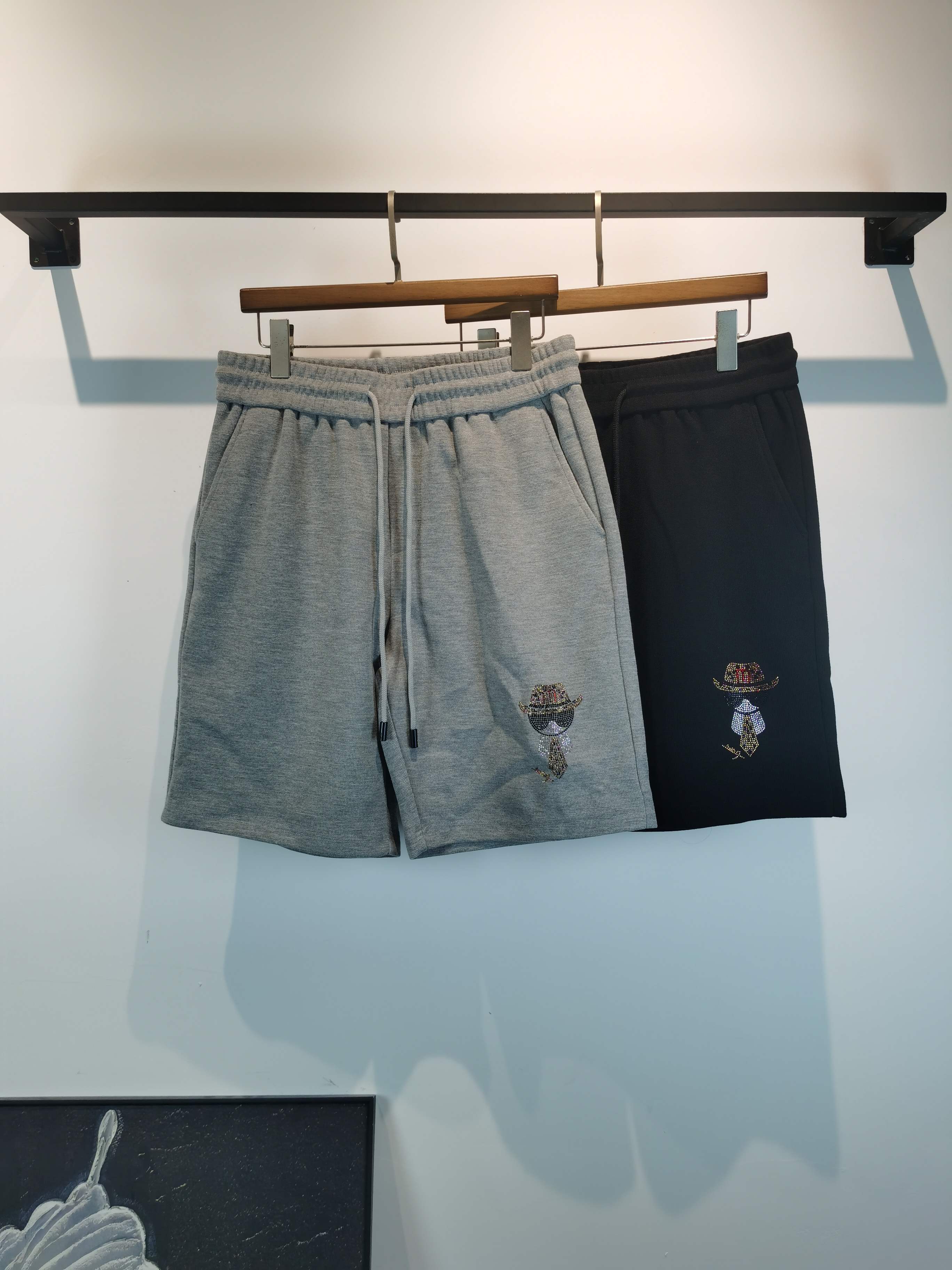 NO:849047,GUCCI Gucci 2026 summer latest shorts brand logo heavy craftsmanship design, high-end customized pure cotton fabric. Soft feel. Comfortable to wear. Counter-level exquisite stitching. Fine workmanship. The upper body effect is incomparably handsome!  A must-have item for a stylish man!  Two colors available, color black and gray, size M-4XL!  ,,gucci,gucci,shorts,19860909GUCCI 古驰 2026夏季最新款短裤品牌logo重工艺设计 高端定制纯棉面料.手感柔软.穿着舒适.专柜级别精致车线.做工精细.上身效果无敌帅气！型男必备单品！两色可选 颜色黑色 灰色 码数M-4XL！,,gucci,gucci,shorts,,Men's clothing