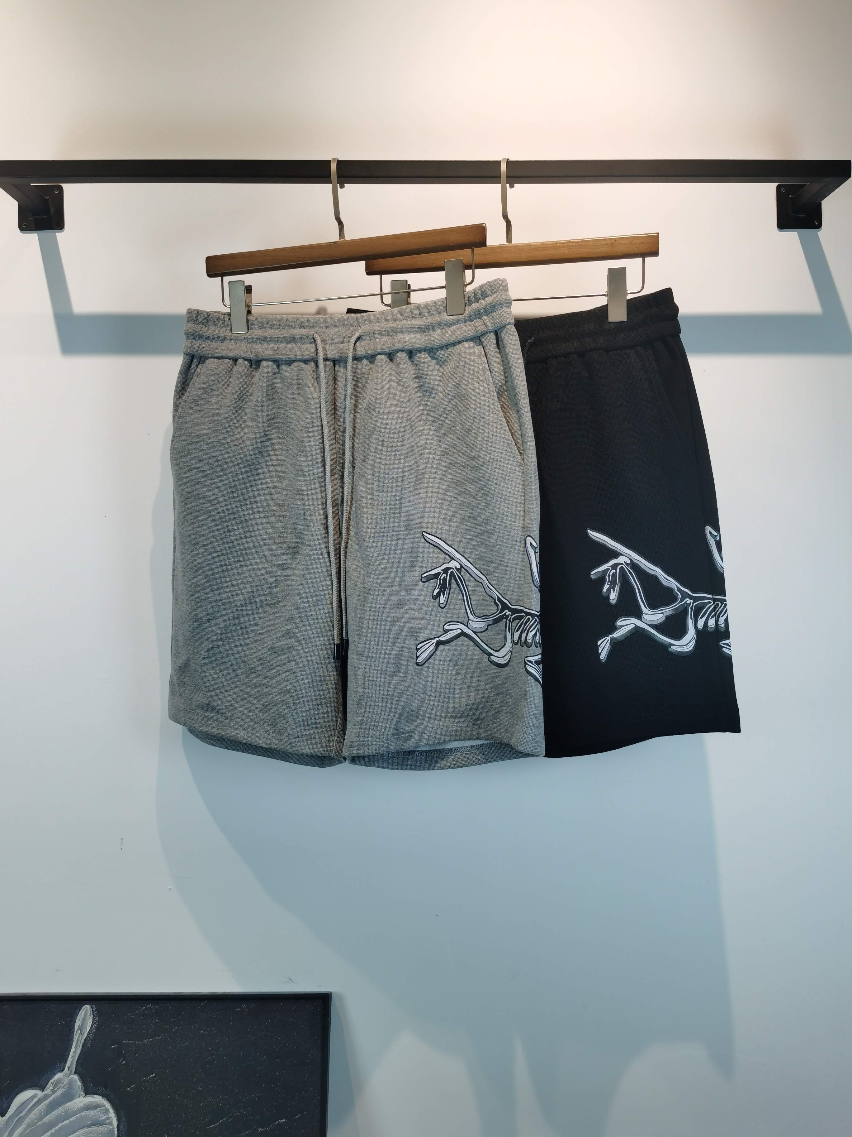 NO:849048,ARCTERYX. The latest 2026 summer shorts brand logo with heavy craftsmanship design. High-end customized pure cotton fabric. Soft to the touch. Comfortable to wear. Counter-level exquisite stitching. Fine workmanship. The upper body effect is incomparably handsome!  A must-have item for a stylish man!  Two colors available, color black and gray, size M-4XL!  ,arc'teryx,shorts,19860909ARCTERYX 始祖鸟.2026夏季最新款短裤品牌logo重工艺设计 高端定制纯棉面料.手感柔软.穿着舒适.专柜级别精致车线.做工精细.上身效果无敌帅气！型男必备单品！两色可选 颜色黑色 灰色 码数M-4XL！,arc'teryx,shorts,,Men's clothing