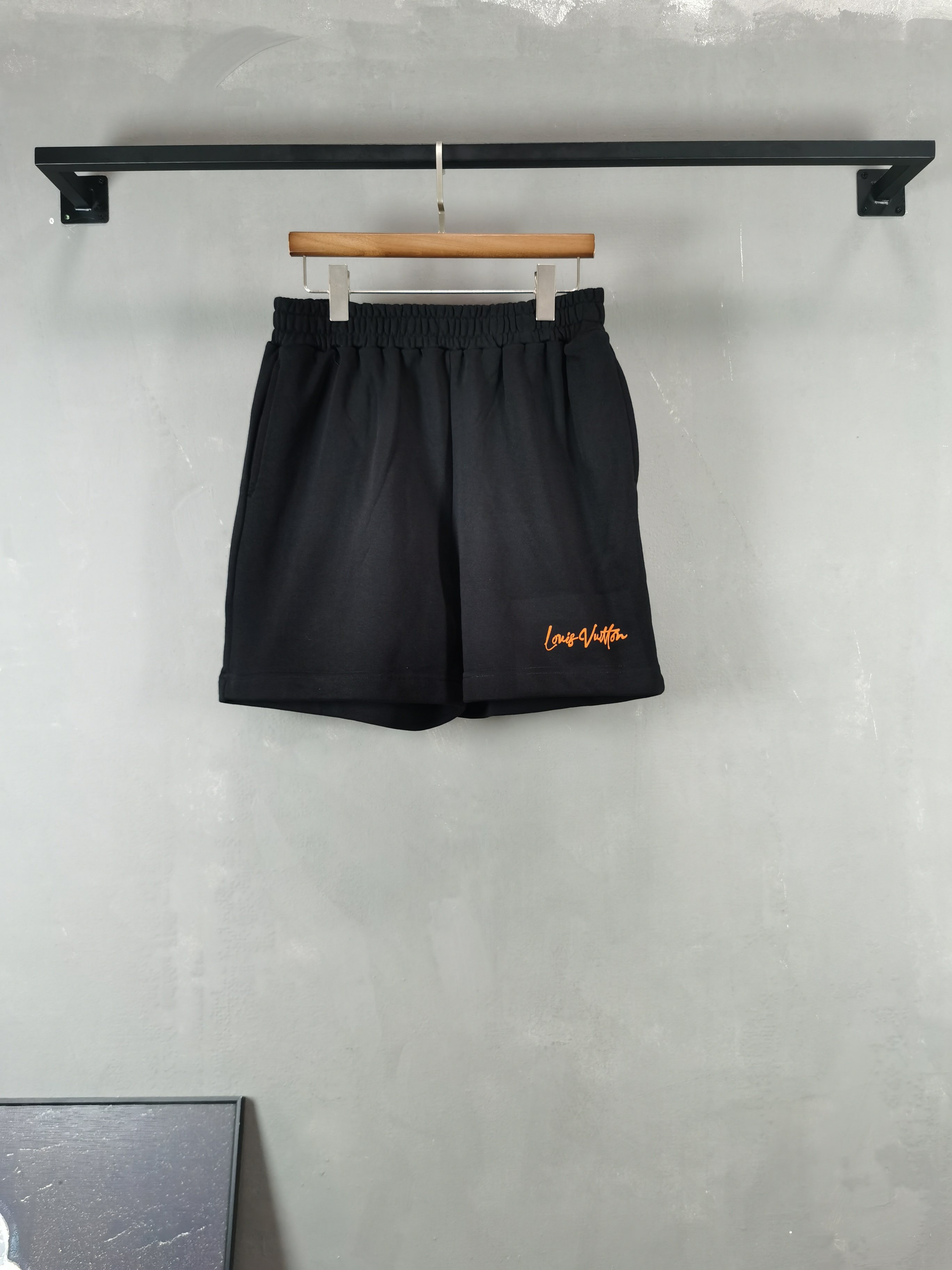 NO:849054,LOUIS VUITTON 2026 summer latest shorts brand logo heavy craftsmanship design, high-end customized pure cotton fabric. Soft feel. Comfortable to wear. Counter-level exquisite stitching. Fine workmanship. The upper body effect is incomparably handsome!  A must-have item for a stylish man!  Color Black Size M-4XL!  ,,louis vuitton,louis vuitton,shorts,19860909LOUIS VUITTON 路易威登 2026夏季最新款短裤品牌logo重工艺设计 高端定制纯棉面料.手感柔软.穿着舒适.专柜级别精致车线.做工精细.上身效果无敌帅气！型男必备单品！ 颜色黑色 码数M-4XL！,,louis vuitton,louis vuitton,shorts,,Men's clothing