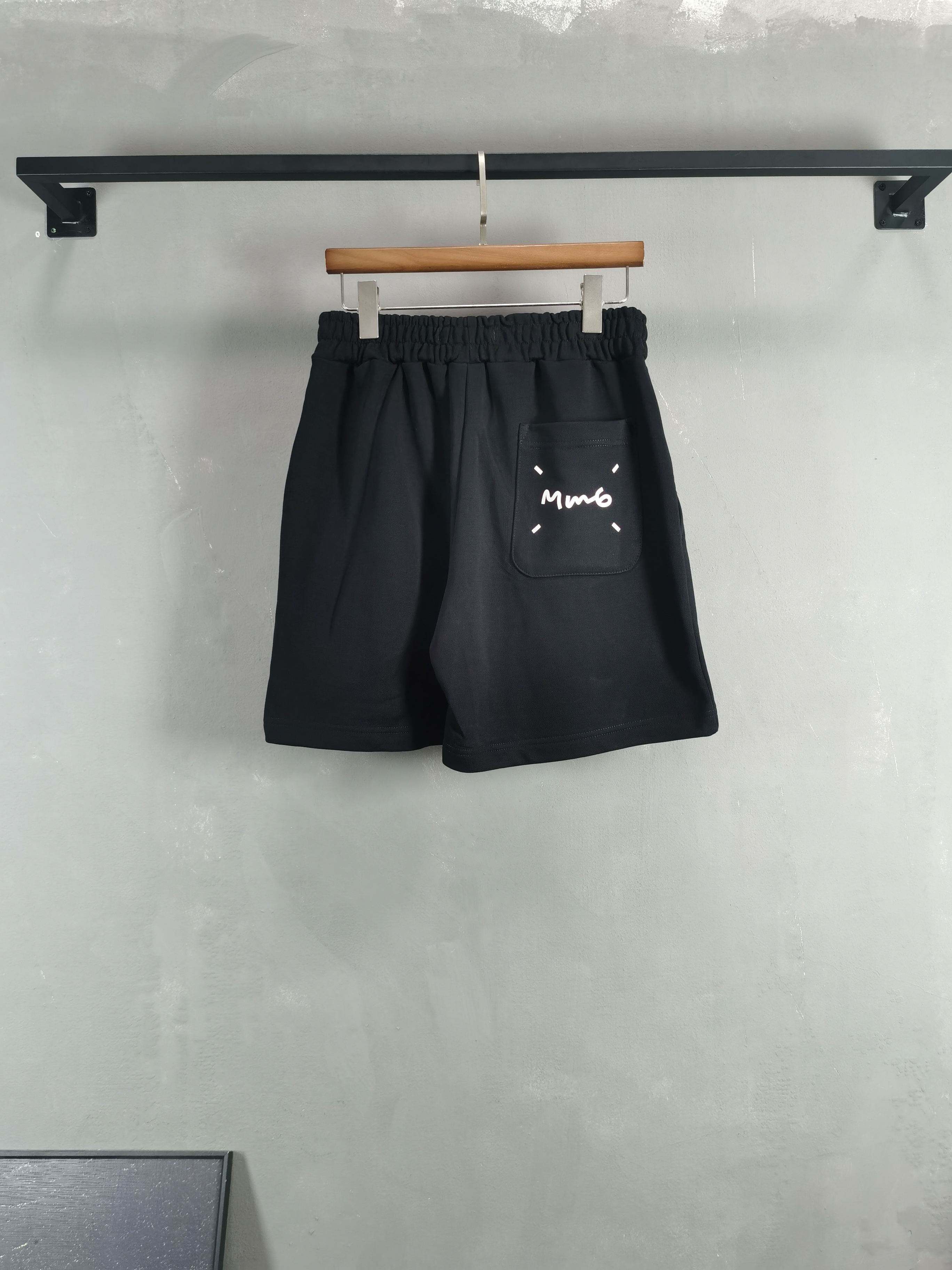 NO:849075,MM6 Majira 2026 summer latest shorts brand logo heavy craftsmanship design, high-end customized pure cotton fabric. Soft feel. Comfortable to wear. Counter-level exquisite stitching. Fine workmanship. The upper body effect is incomparably handsome!  A must-have item for a stylish man!  Color Black Size M-4XL!  ,,masion margiela,masion margiela,shorts,19860909MM6 马吉拉 2026夏季最新款短裤品牌logo重工艺设计 高端定制纯棉面料.手感柔软.穿着舒适.专柜级别精致车线.做工精细.上身效果无敌帅气！型男必备单品！ 颜色黑色 码数M-4XL！,,masion margiela,masion margiela,shorts,,Men's clothing